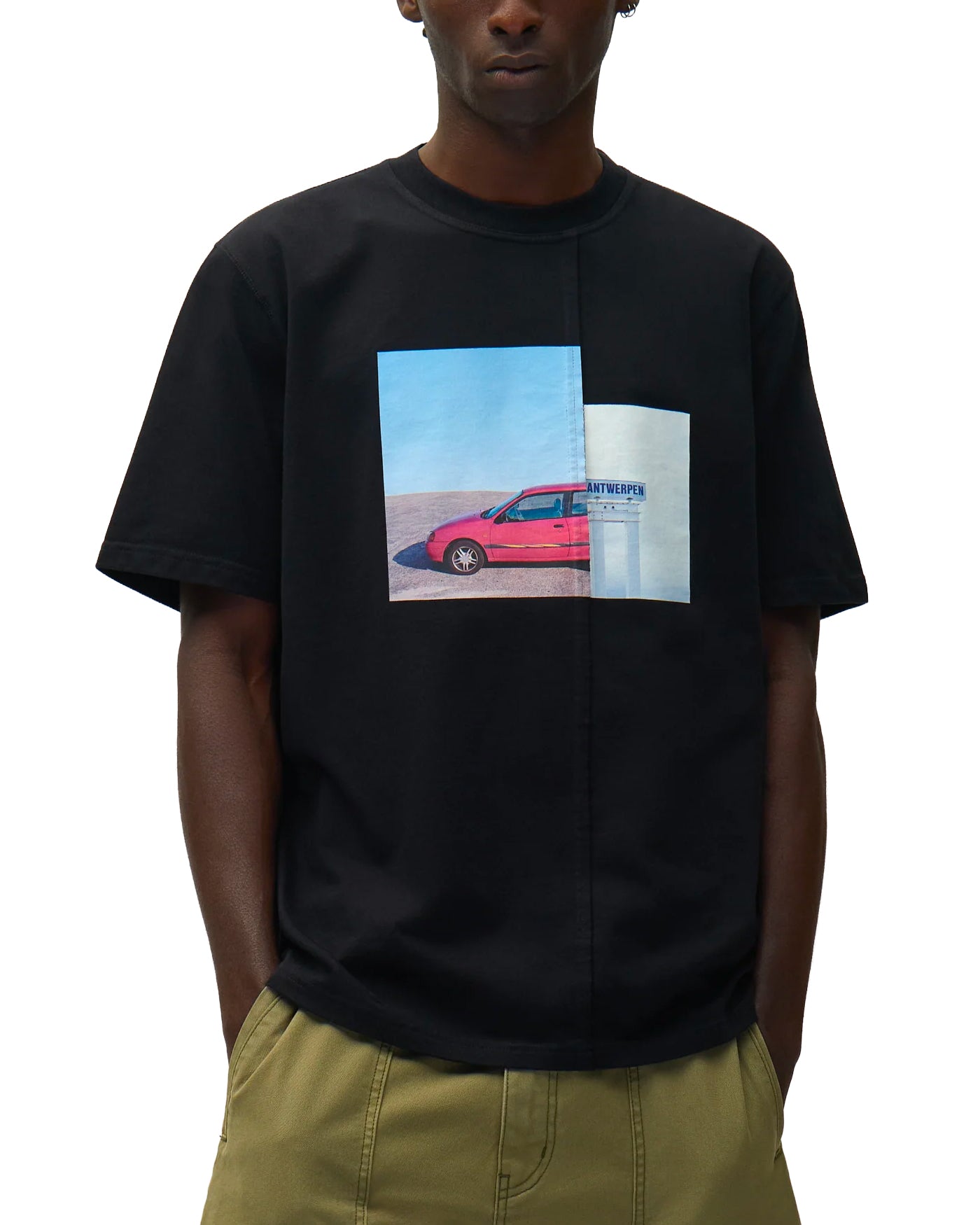 T-shirt Arte Antwerp noir graphic print voiture rose porté, vue face