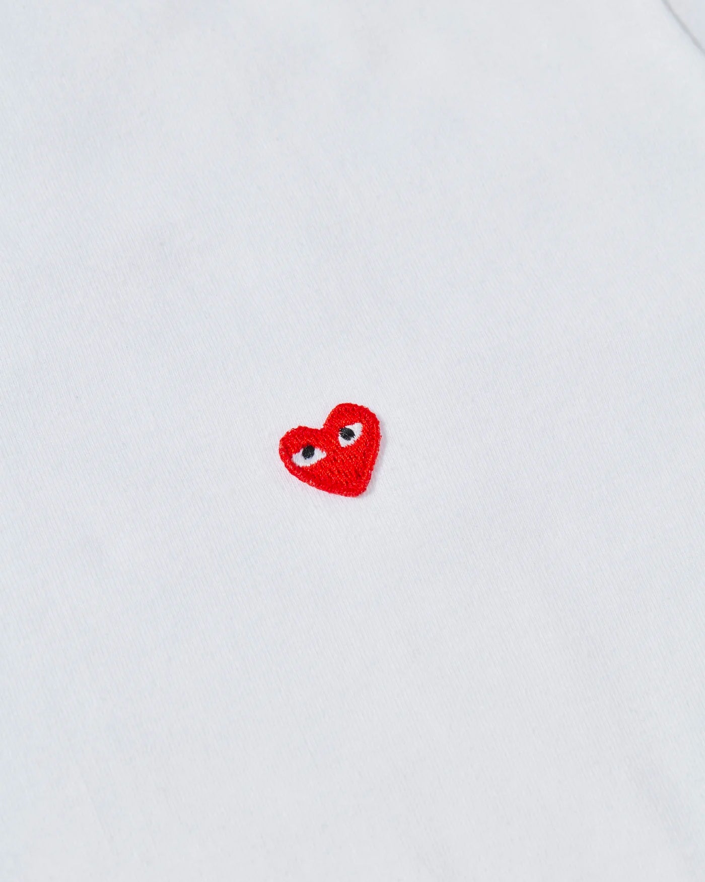 T-shirt Comme Des Garçons Play blanc emblème cœur rouge brodé détail