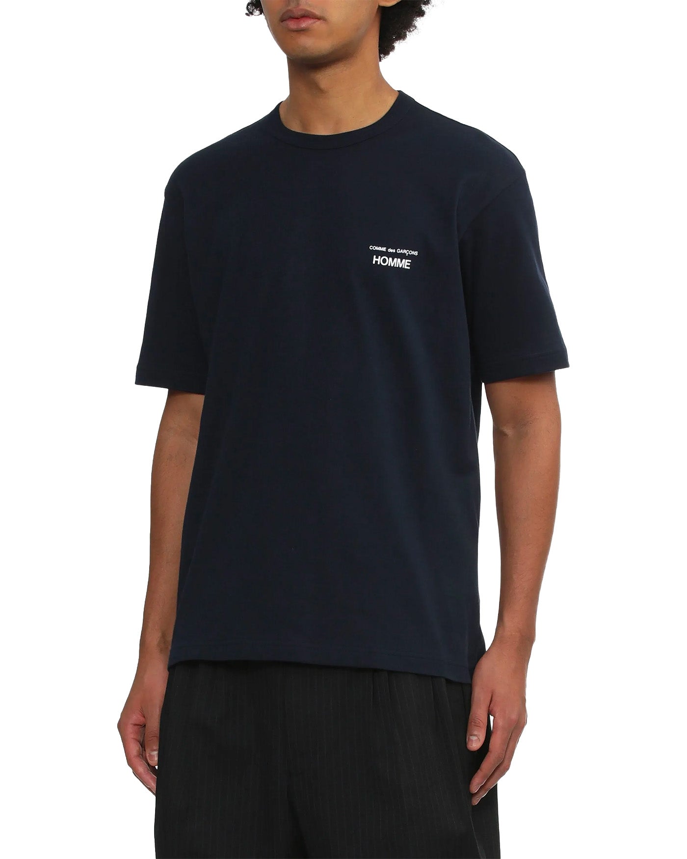 T-shirt Comme des Garçons Homme navy logo poitrine profil gauche porté