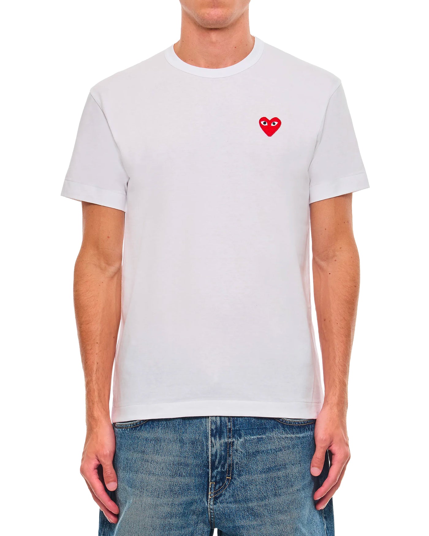 T-shirt Comme des Garçons Play blanc cœur rouge brodé porté, vue face