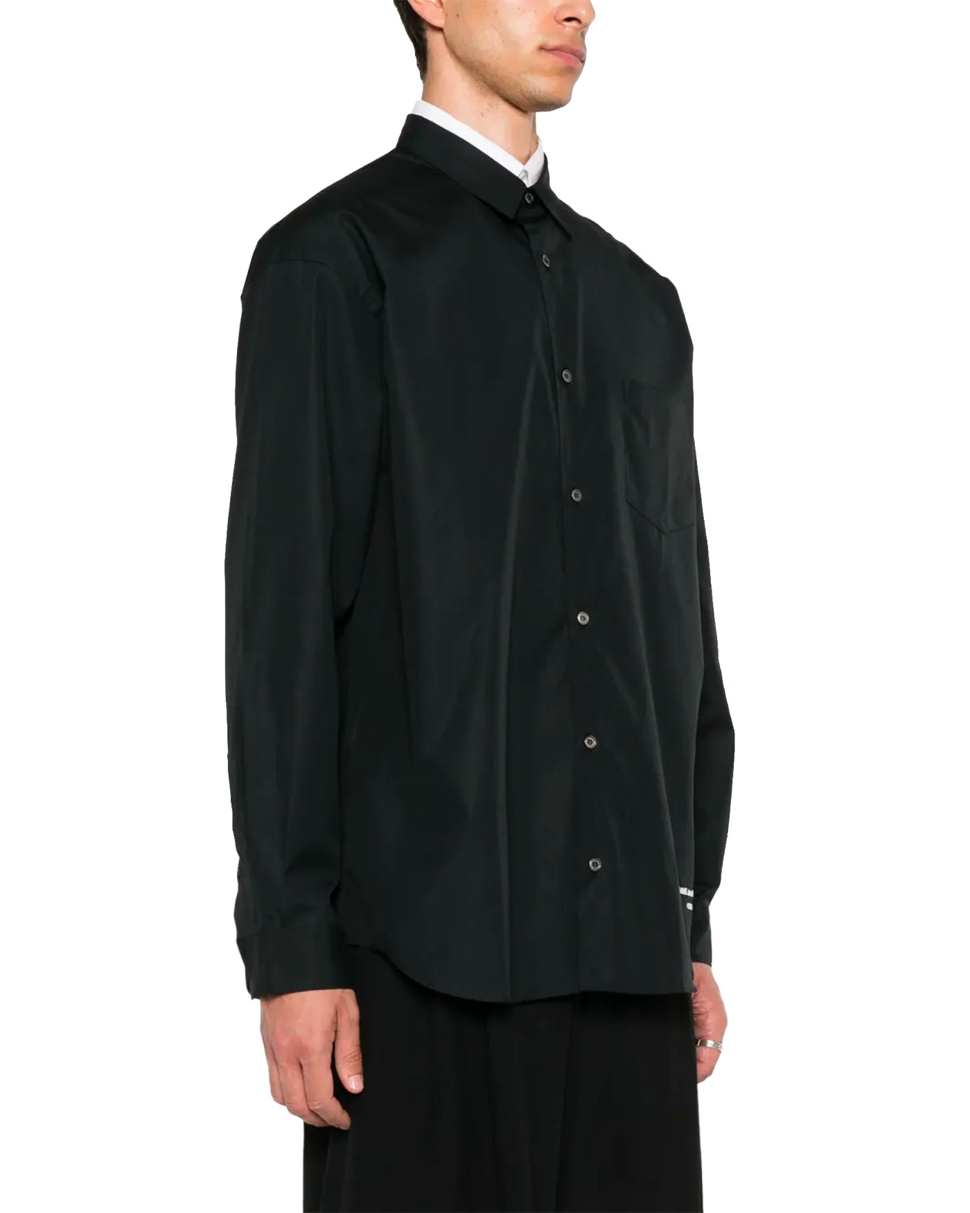 Chemise Comme des Garçons Homme noire oversize profil droit porté
