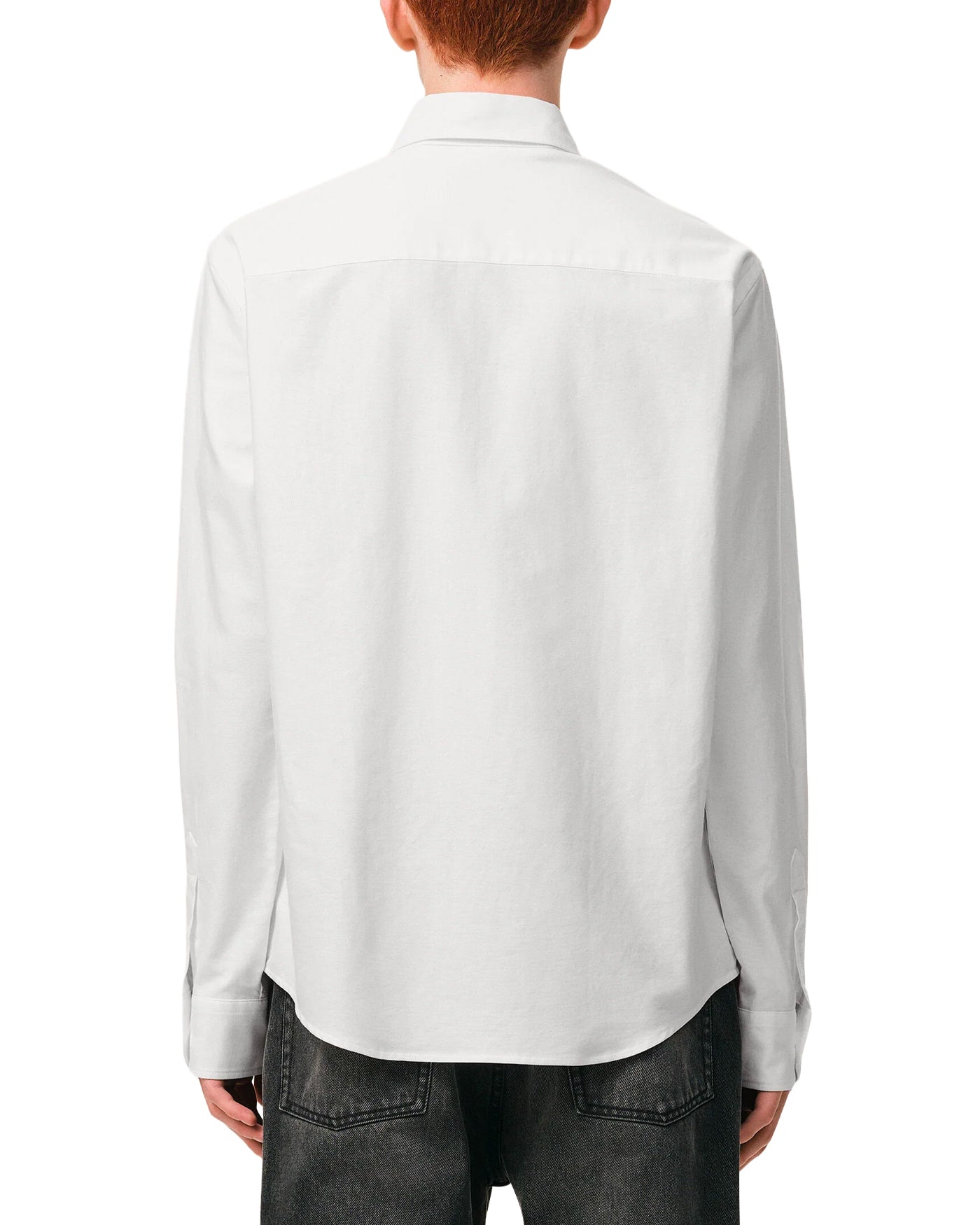 Chemise oxford Ami Paris blanche logo cœur brodé sur modèle dos