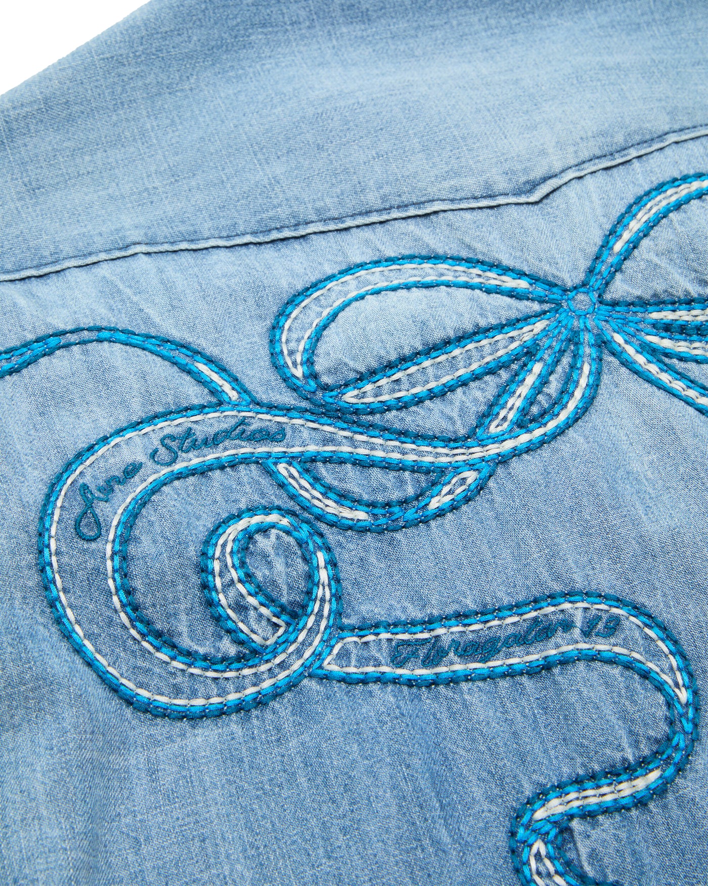 Chemise denim Acne Studios bleu clair zoom broderie nœuds turquoise face
