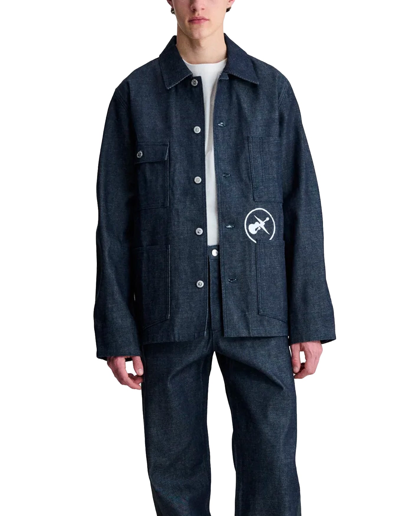 Veste A.P.C. FRGMT. Grand Jack denim indigo portée sur mannequin face