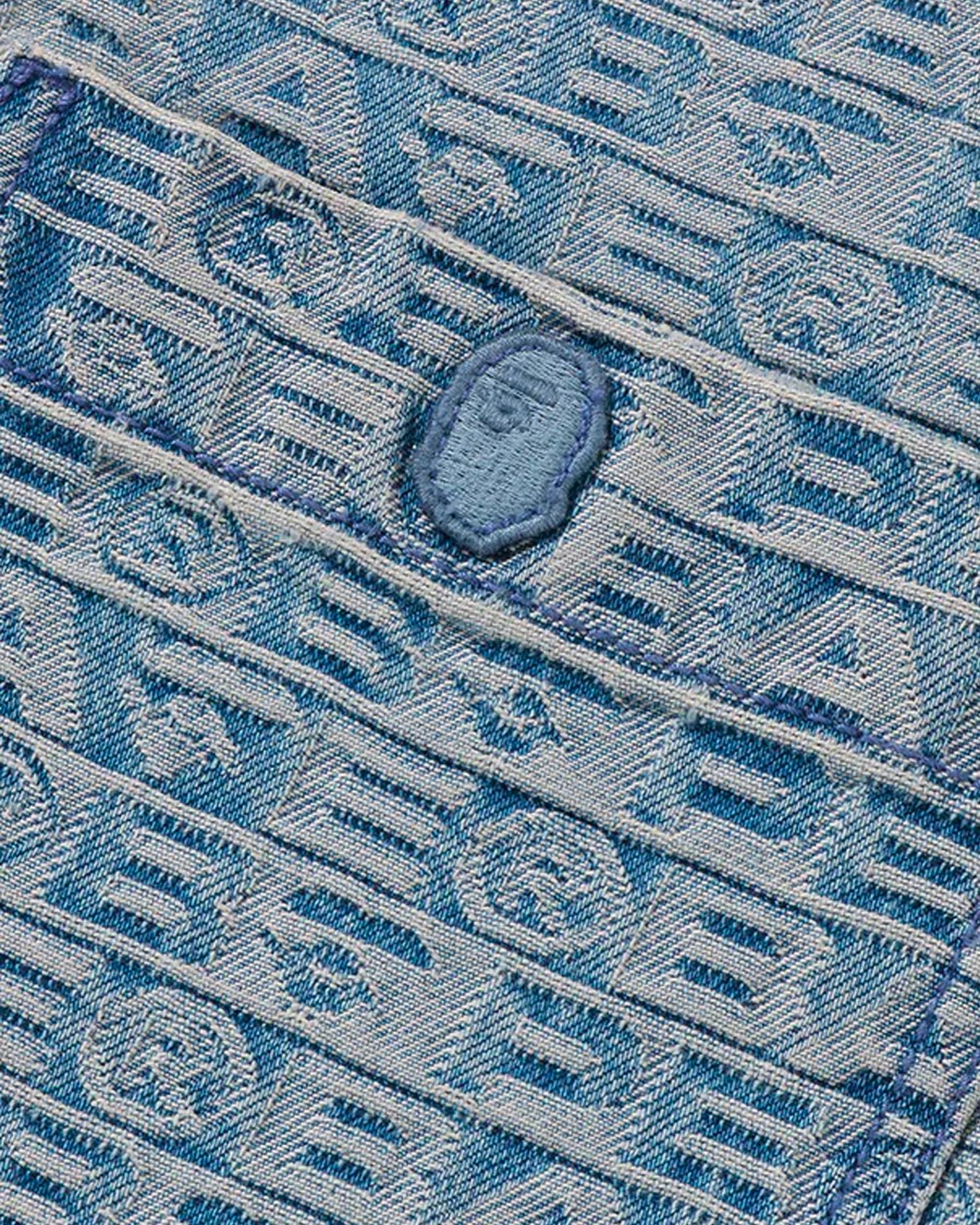 Chemise en denim BAPE jacquard monogramme bleu délavé détail