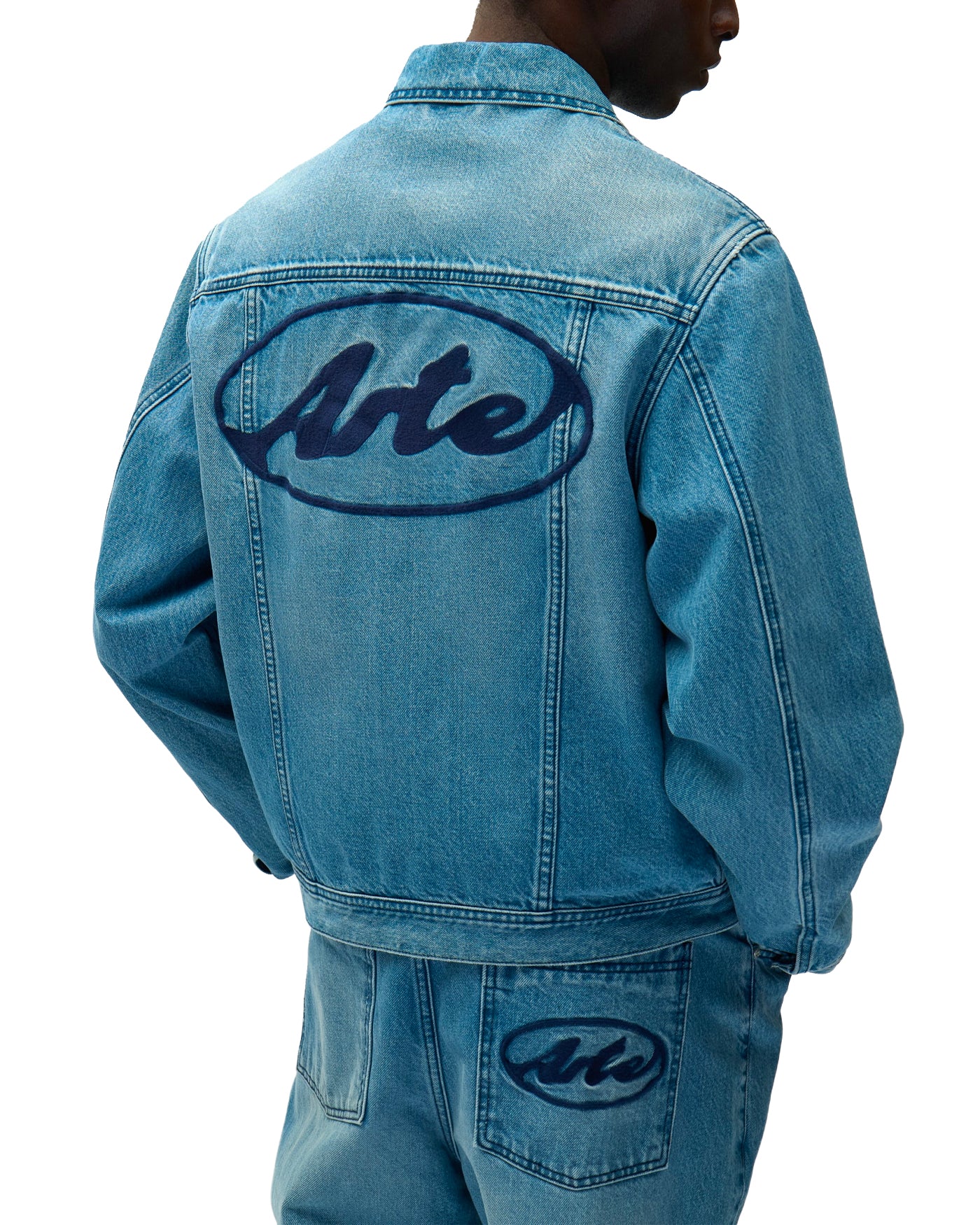 Veste en jean Arte Antwerp bleu moyen logo ovale marine dos porté