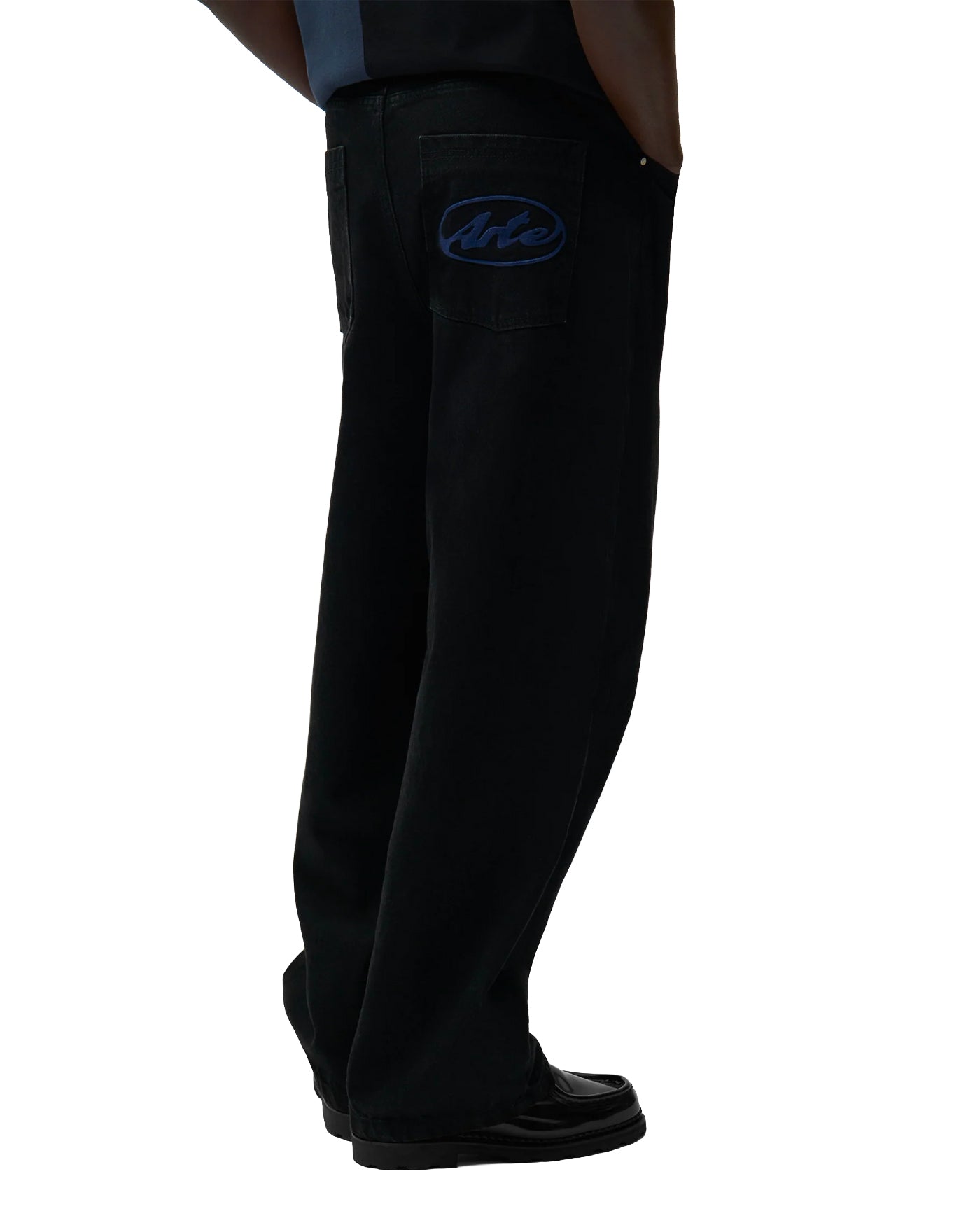 Pantalon Arte Antwerp noir logo circle brodé poche arrière dos porté