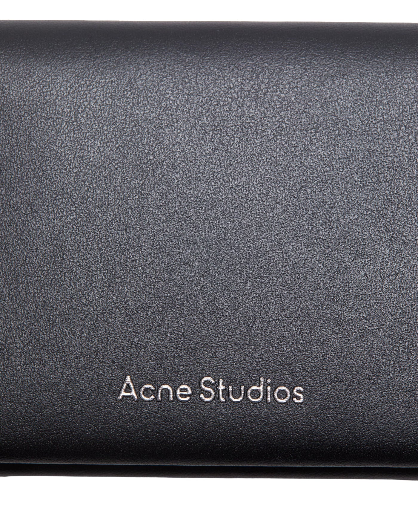 Portefeuille Acne Studios cuir noir lisse logo argenté gros plan face