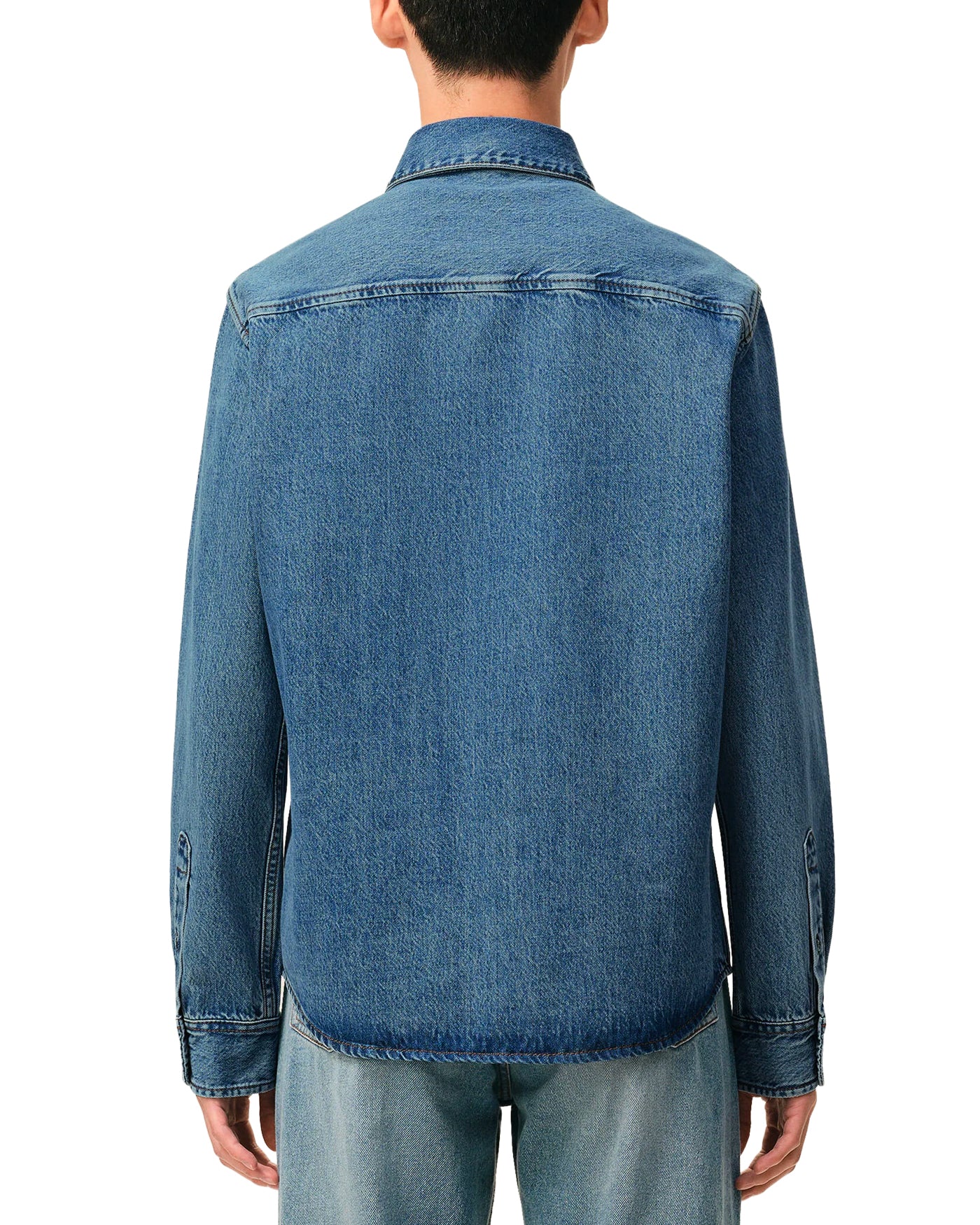 Chemise en denim AMI Paris bleu délavé effet used vue dos portée