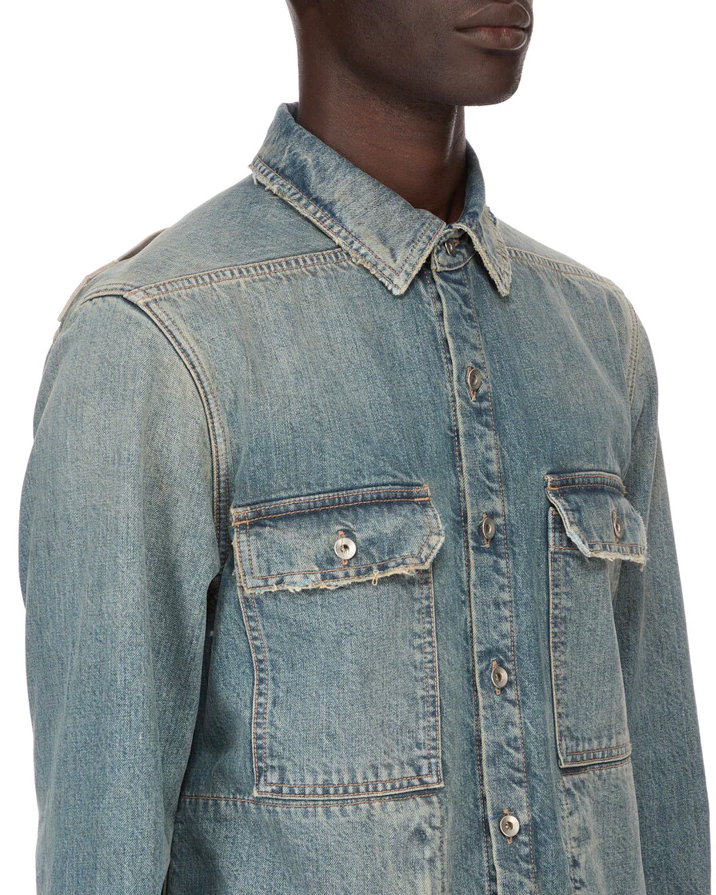 Chemise veste en denim Rick Owens DRKSHDW indigo délavé, détail poches profil gauche