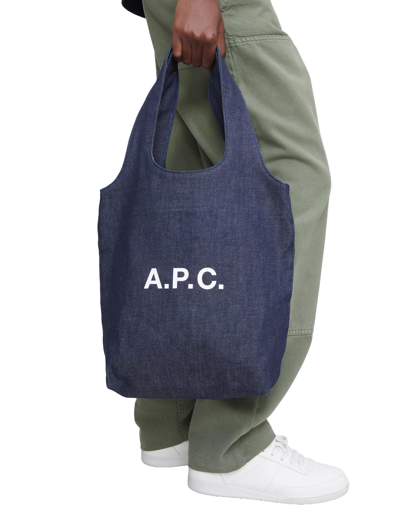 Tote bag A.P.C. Ninon Small indigo denim porté profil gauche