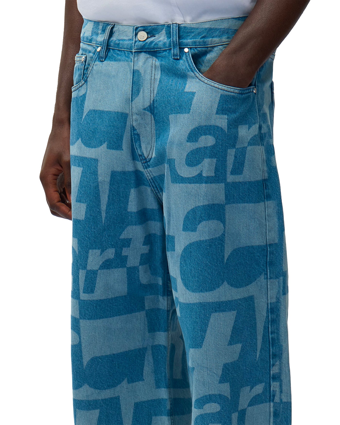Pantalon Arte Antwerp denim bleu imprimé all-over lettres détail face