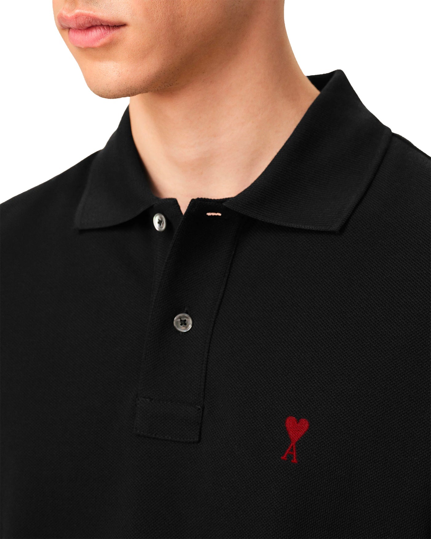 Polo Ami Paris Ami de Coeur noir gros plan logo rouge brodé poitrine