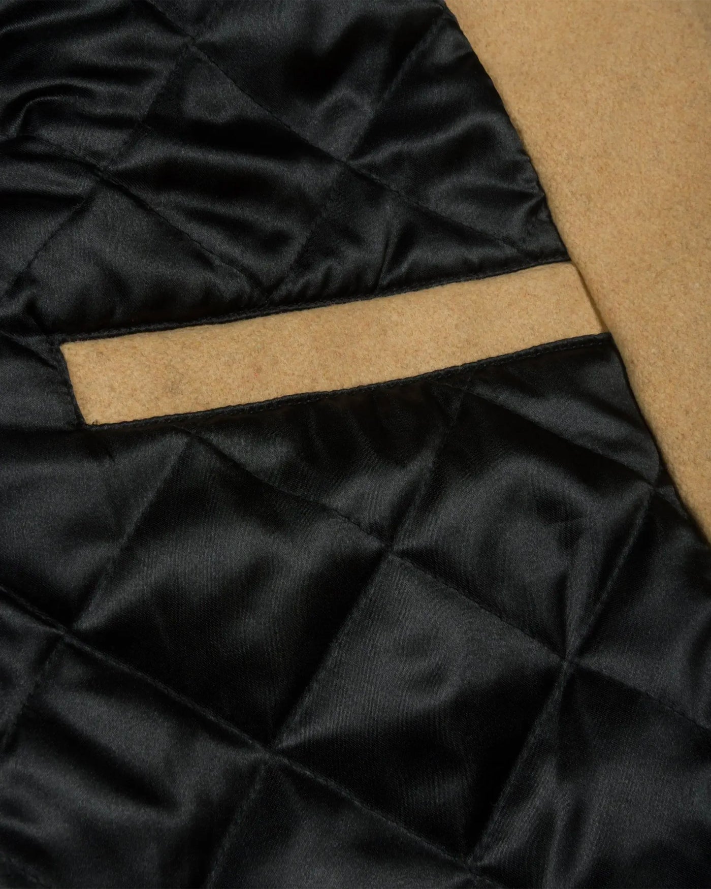 Veste varsity Patta Athletic détail doublure matelassée noire et camel