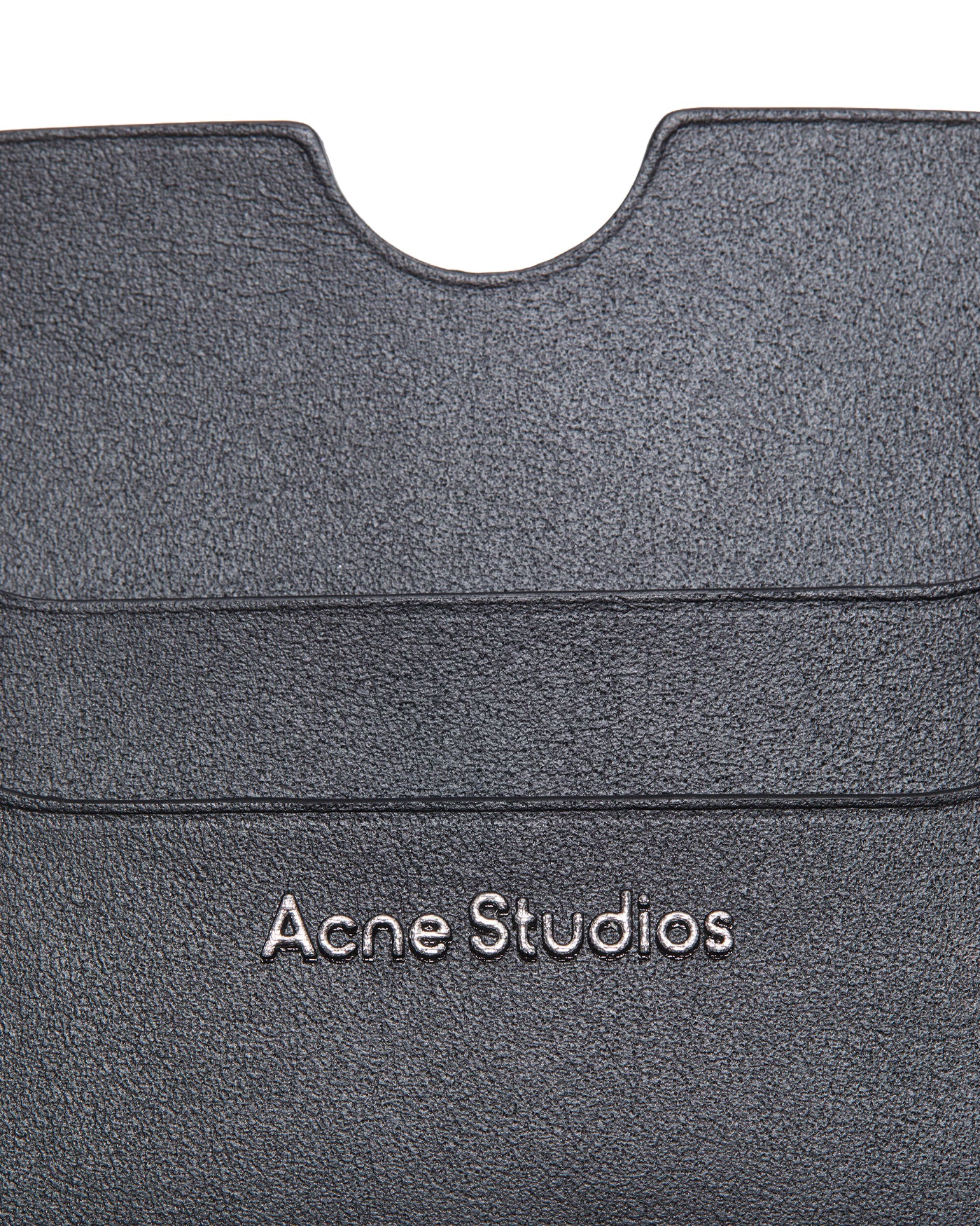 Porte-cartes Acne Studios cuir noir logo Acne Studios gros plan face