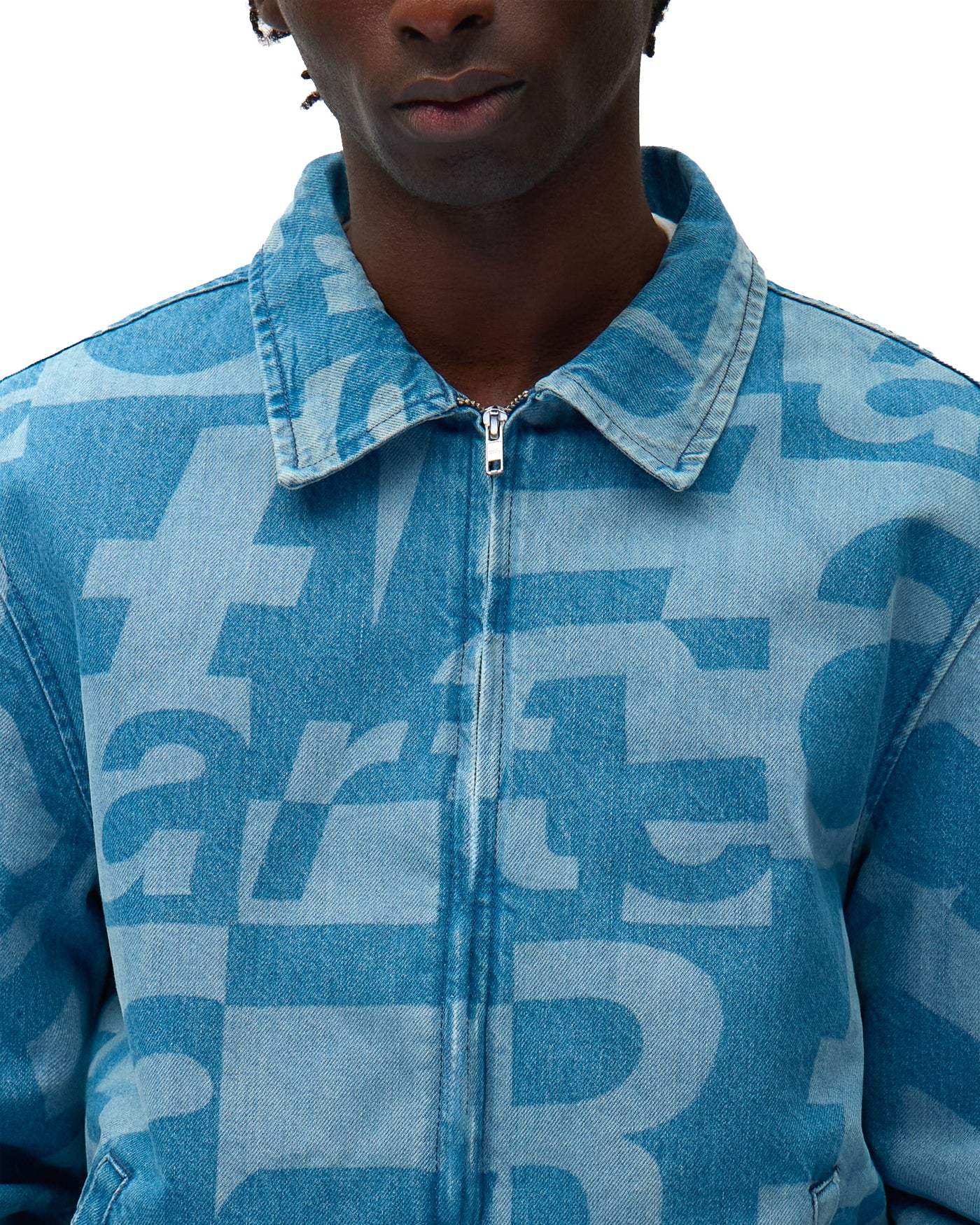 Veste en denim Arte Antwerp bleu imprimé lettres allover, détail col et zip face