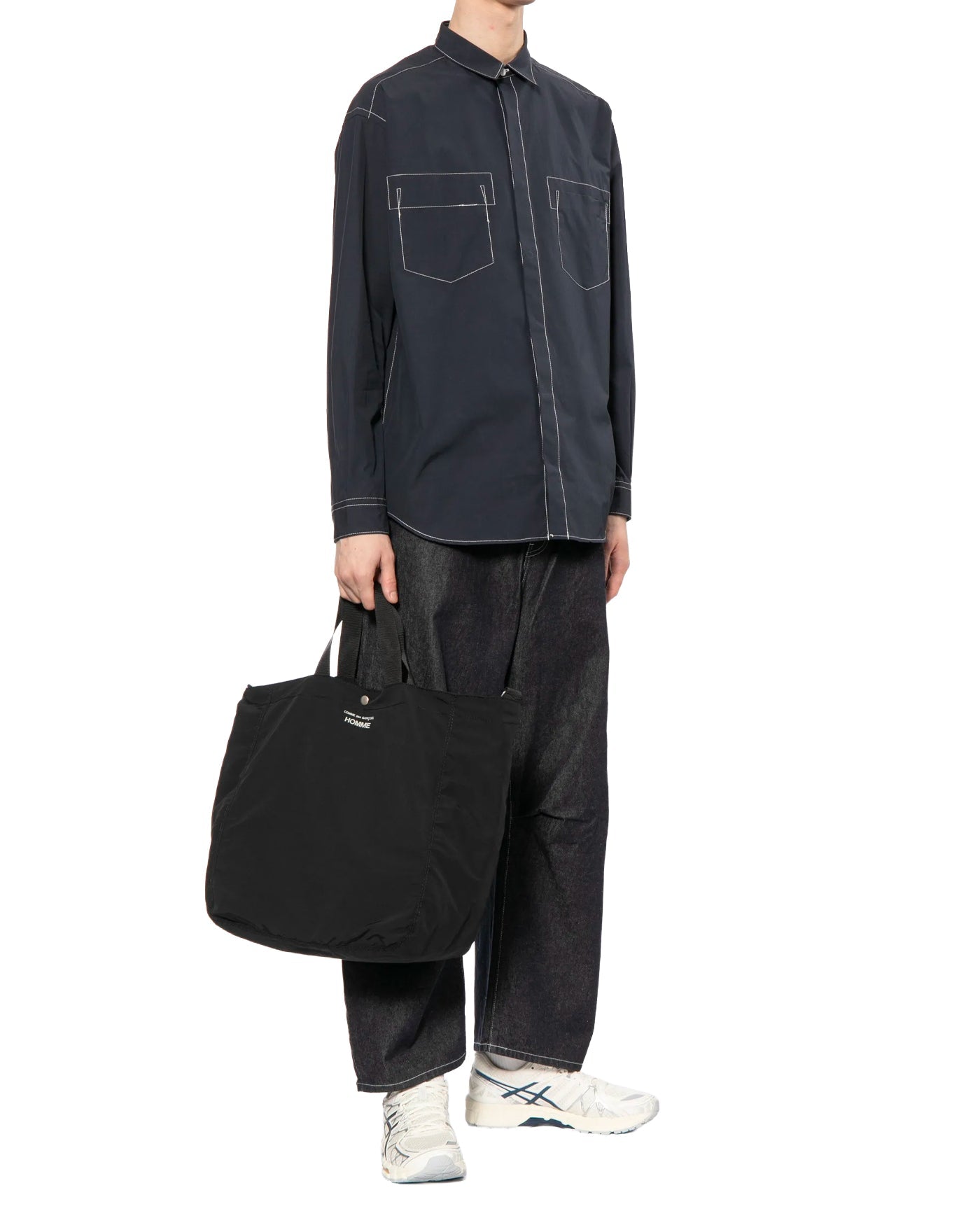 Tote bag Comme des Garçons Homme noir porté main profil gauche