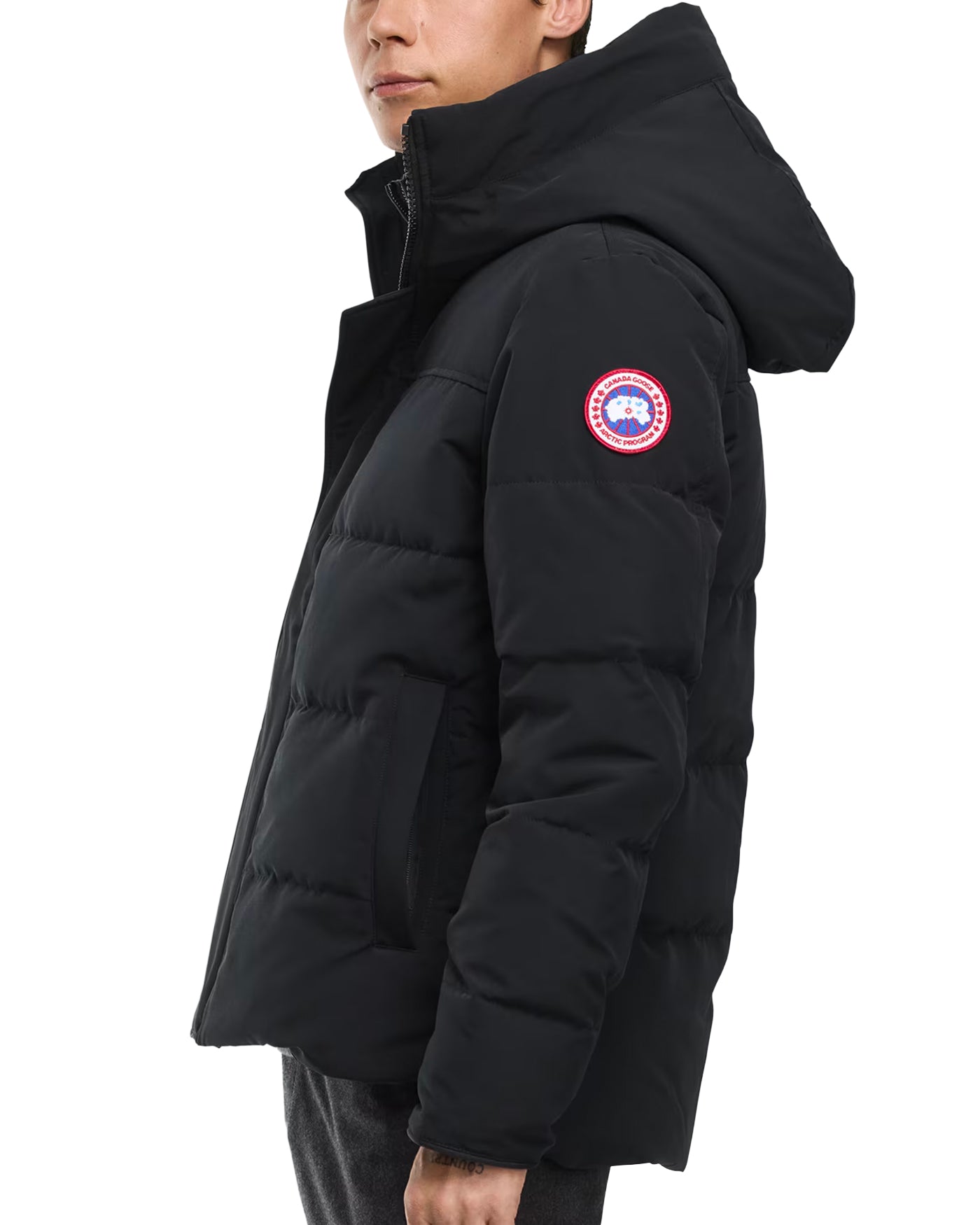 Parka Canada Goose Mac Millan noire portée homme profil gauche patch