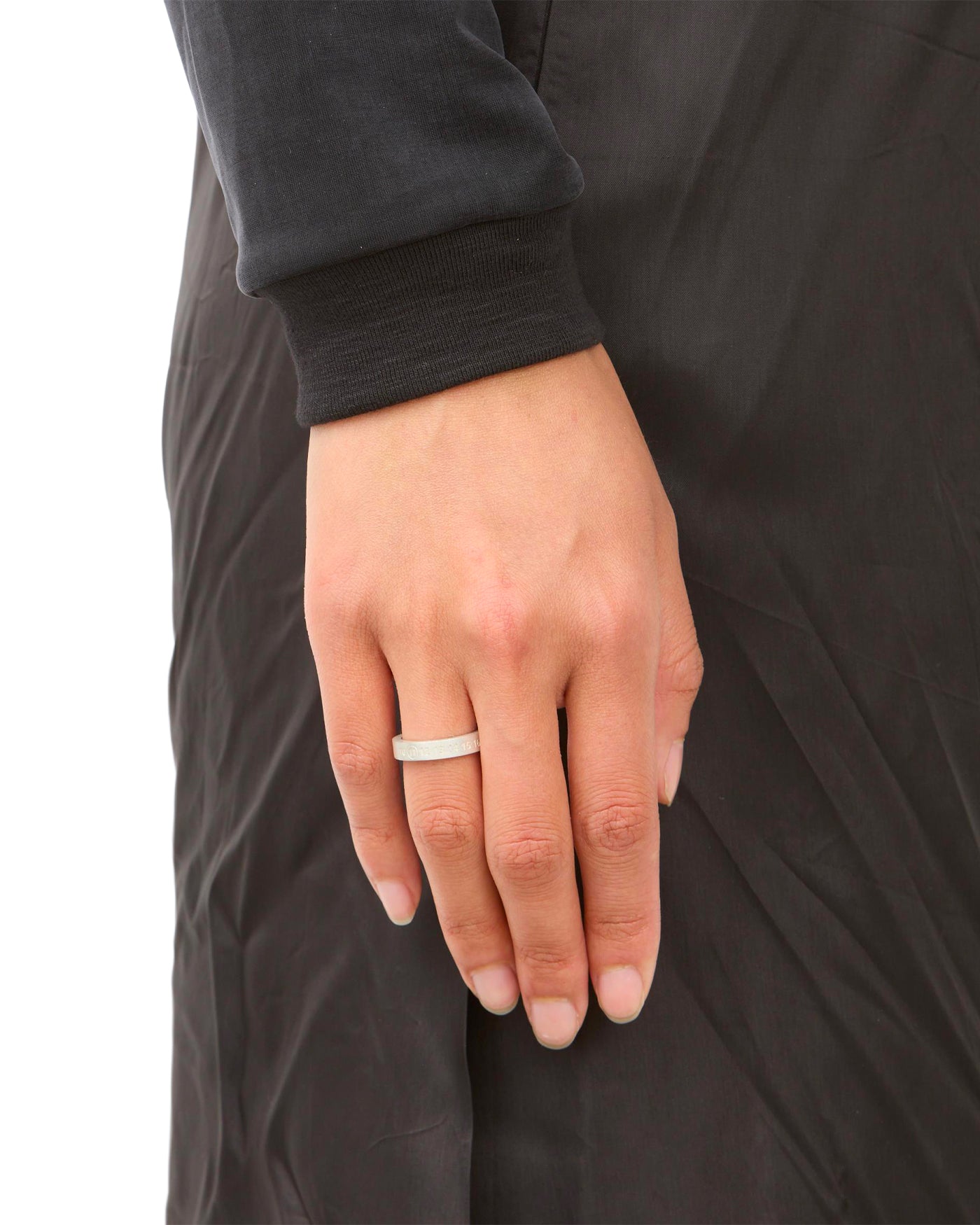 Bague Maison Margiela Number Reference argent portée sur main
