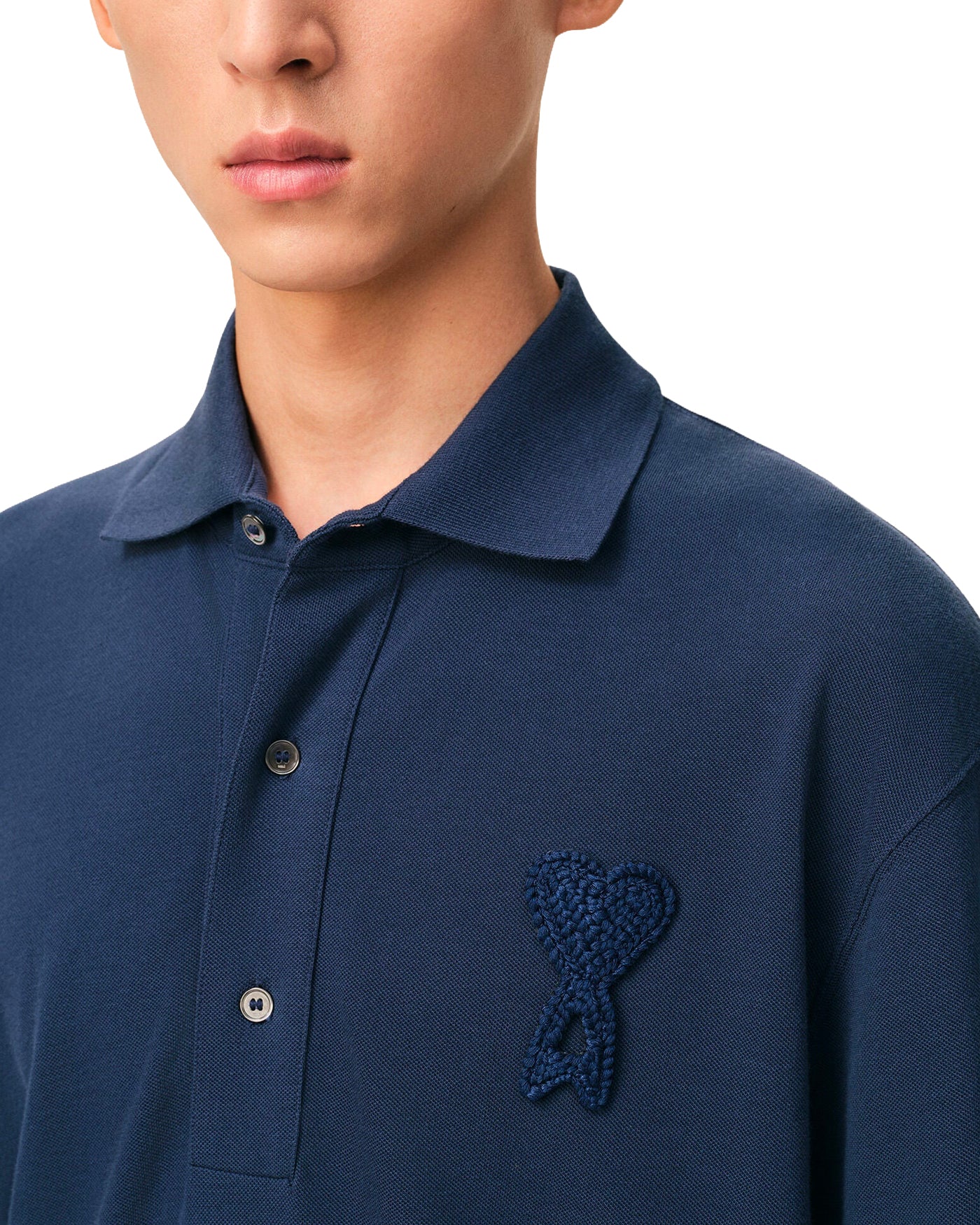 Polo AMI Paris bleu encre, détail patch Ami de Coeur brodé, face