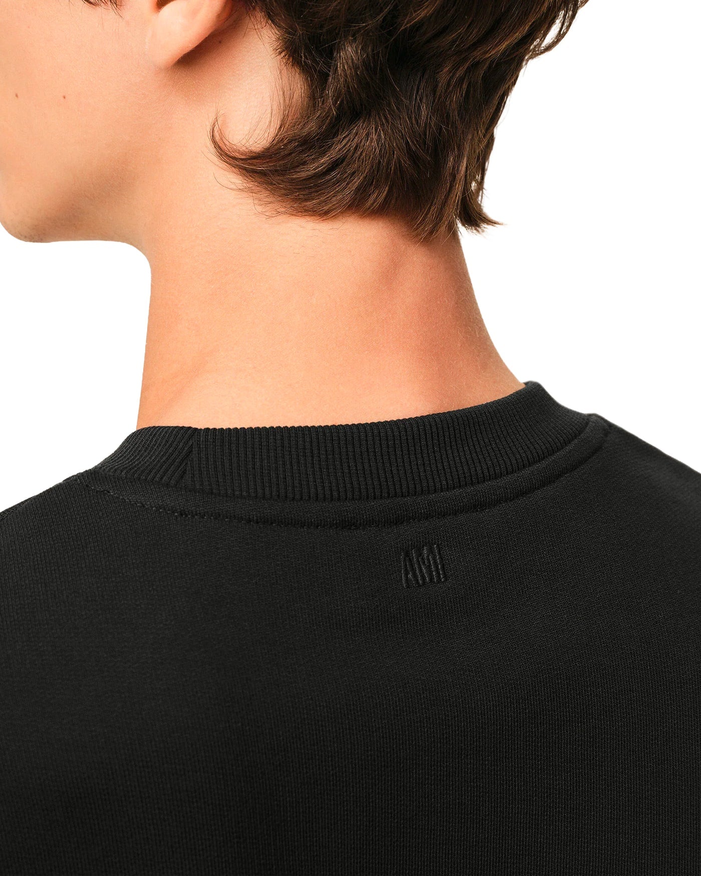 Sweat Ami Paris noir détail col rond et logo AMI brodé dans la nuque