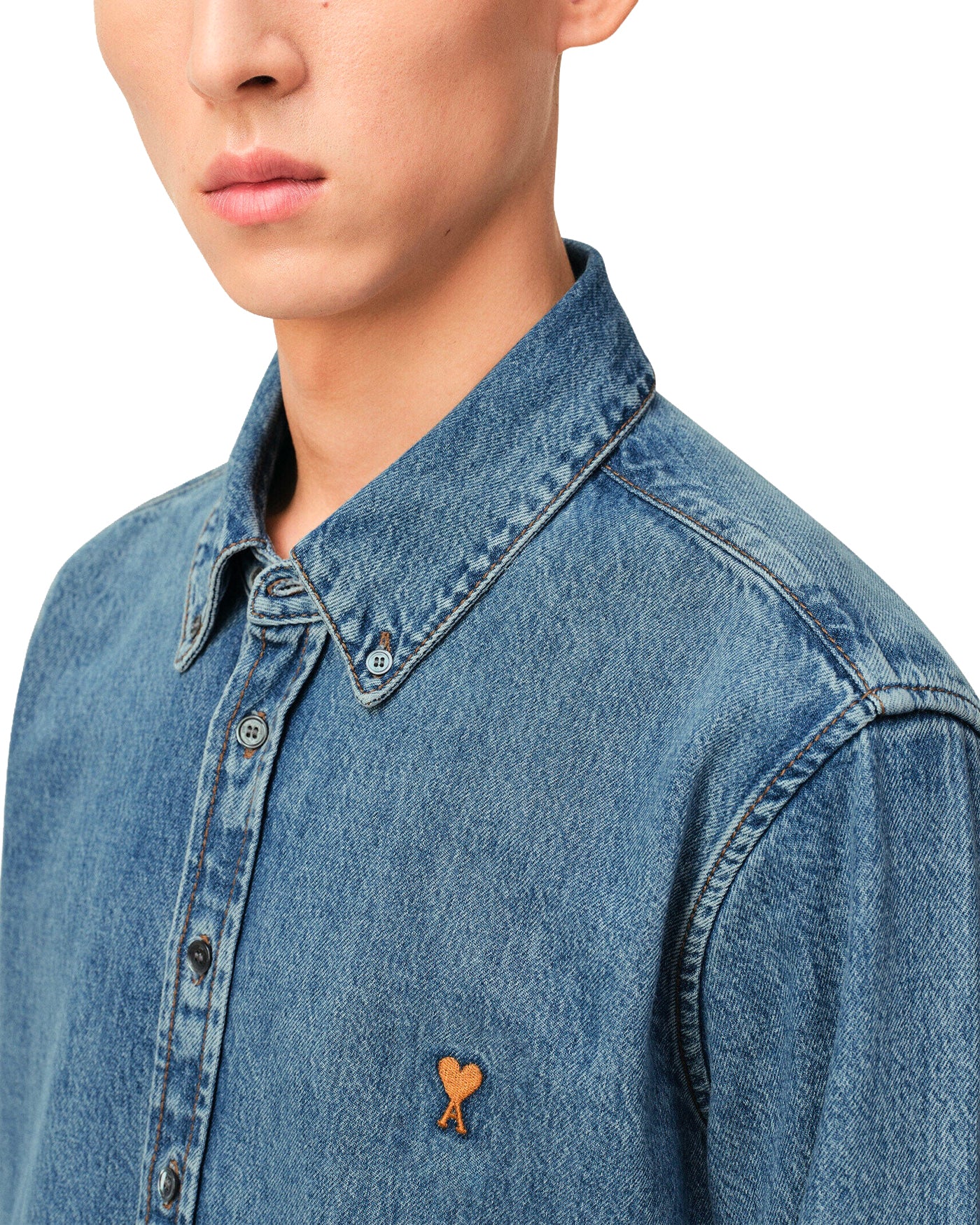Chemise en denim AMI Paris bleu délavé logo cœur contrasté face