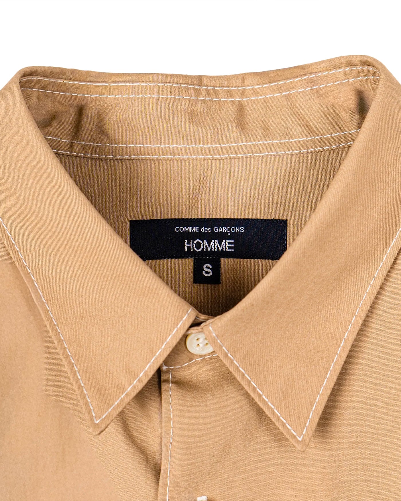 Chemise Comme des Garçons Homme beige surpiqûres blanches zoom col