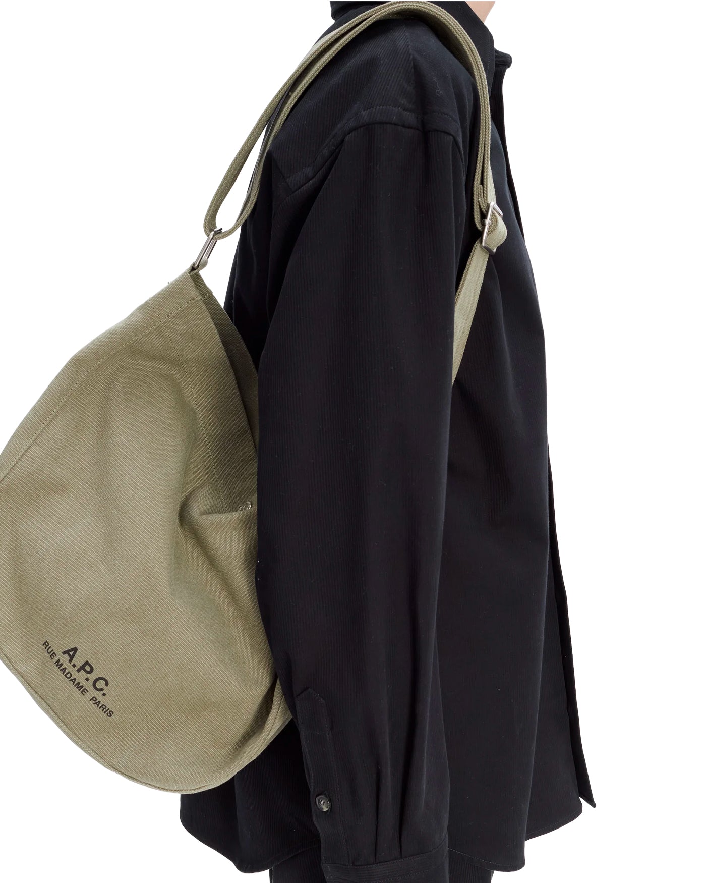 Sac besace A.P.C Journal kaki porté en bandoulière profil gauche