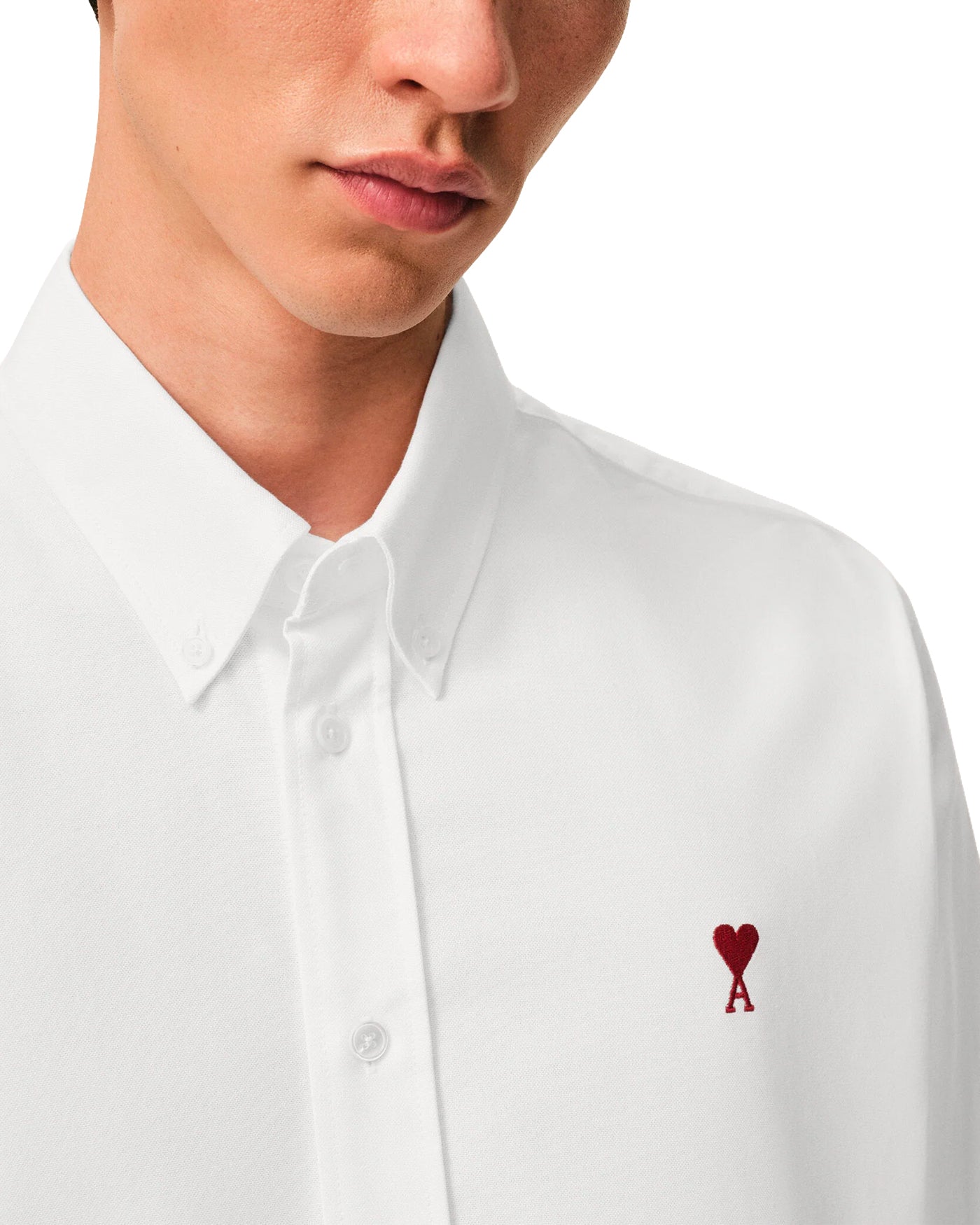 Chemise AMI Paris blanche détail col boutonné et logo cœur rouge brodé