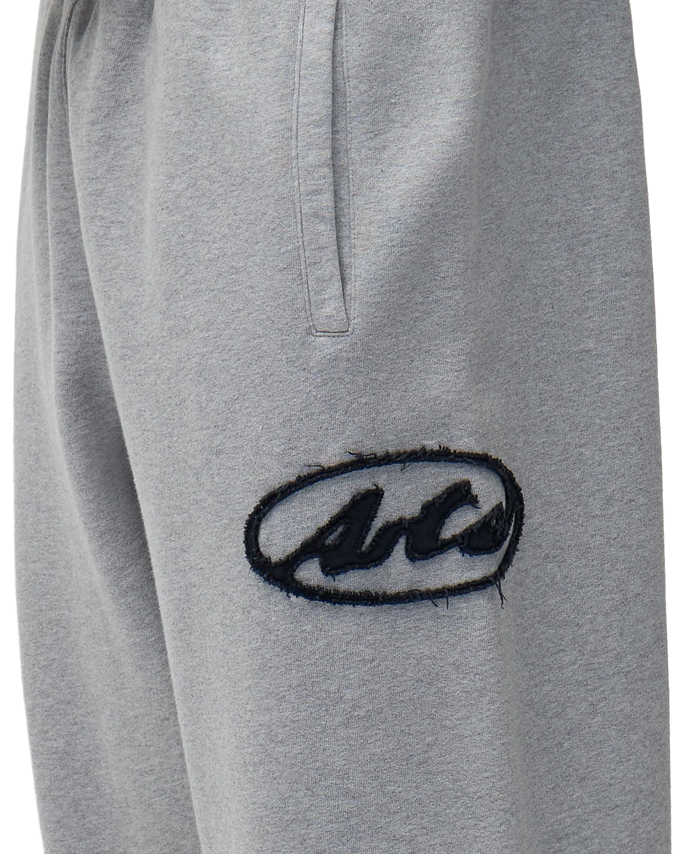 Détail patch logo ovale Arte Antwerp Pantalon de jogging gris chiné