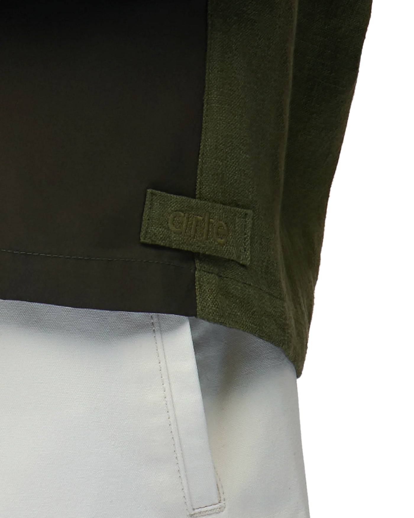 Chemise Arte Antwerp verte kaki détail étiquette logo bas de vêtement