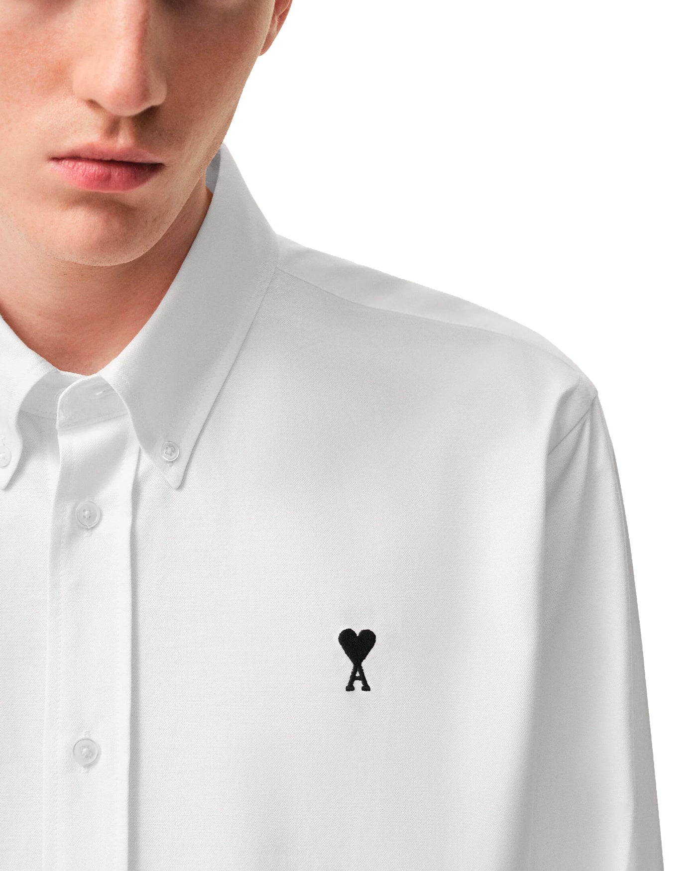 Chemise Oxford Ami Paris blanche avec logo cœur brodé vue de face