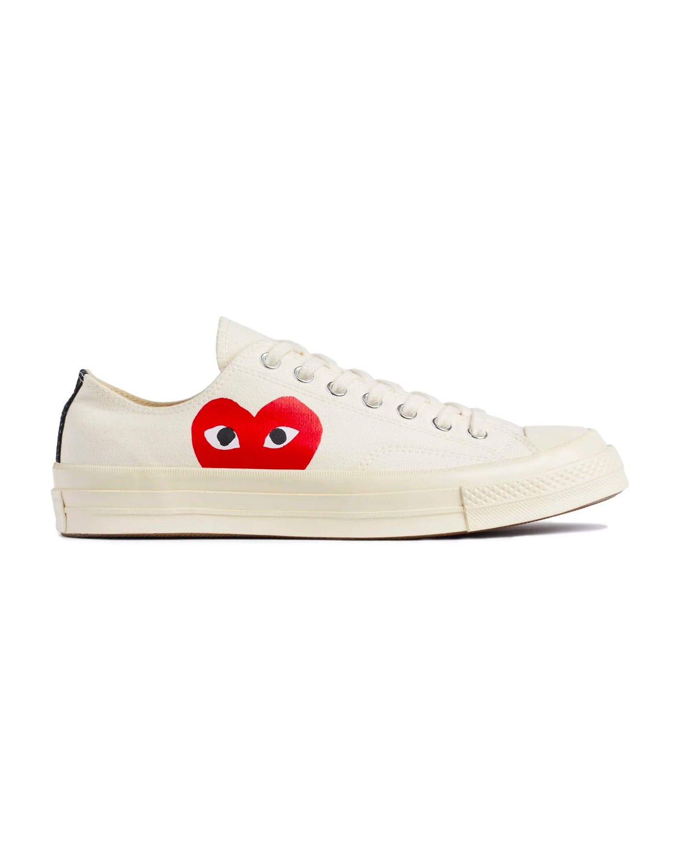 Sneakers Converse x Comme des Garçons Play Chuck 70 Low blanches cœur rouge profil gauche