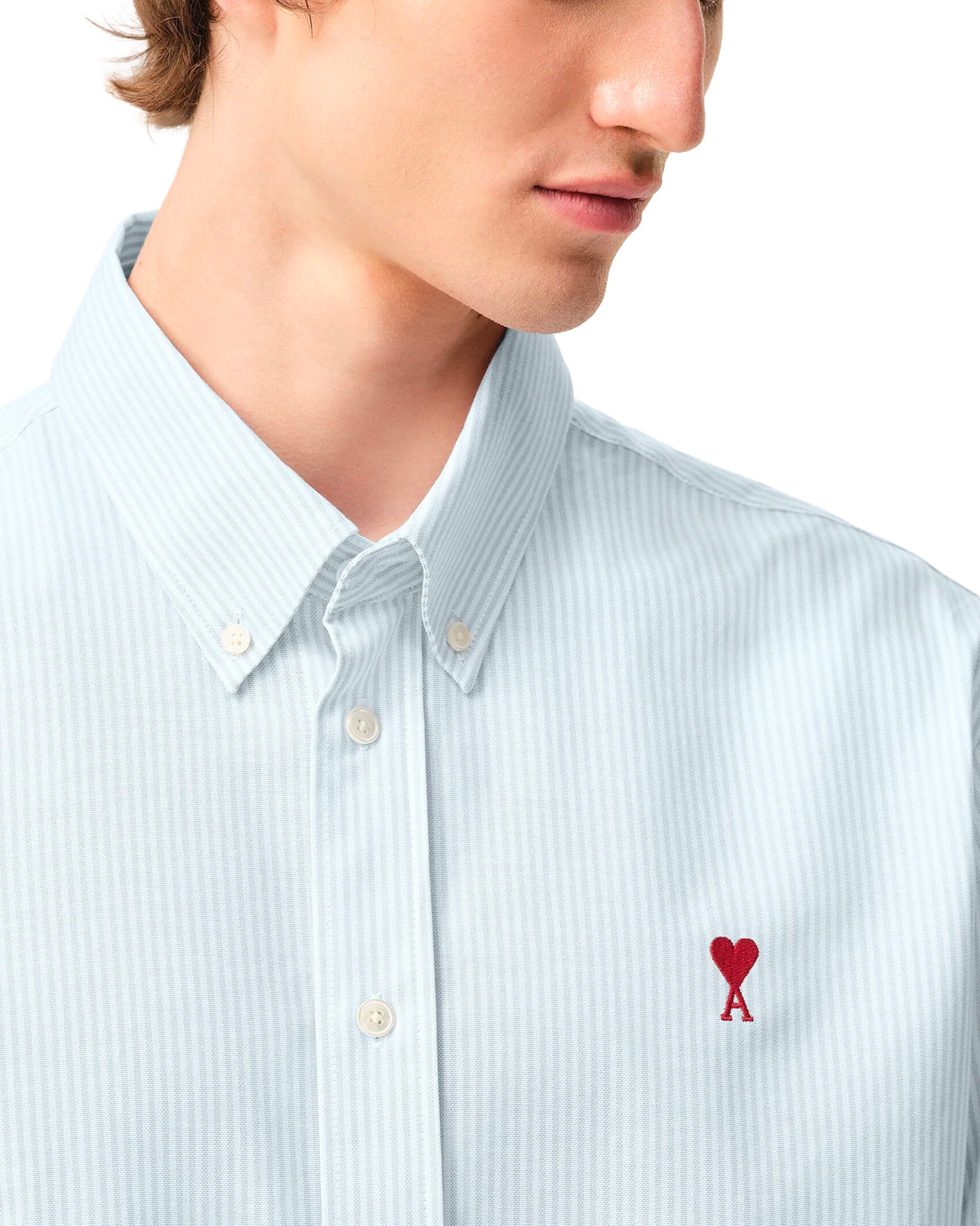 Chemise AMI Paris rayures bleu ciel blanc détail col boutonné logo cœur rouge
