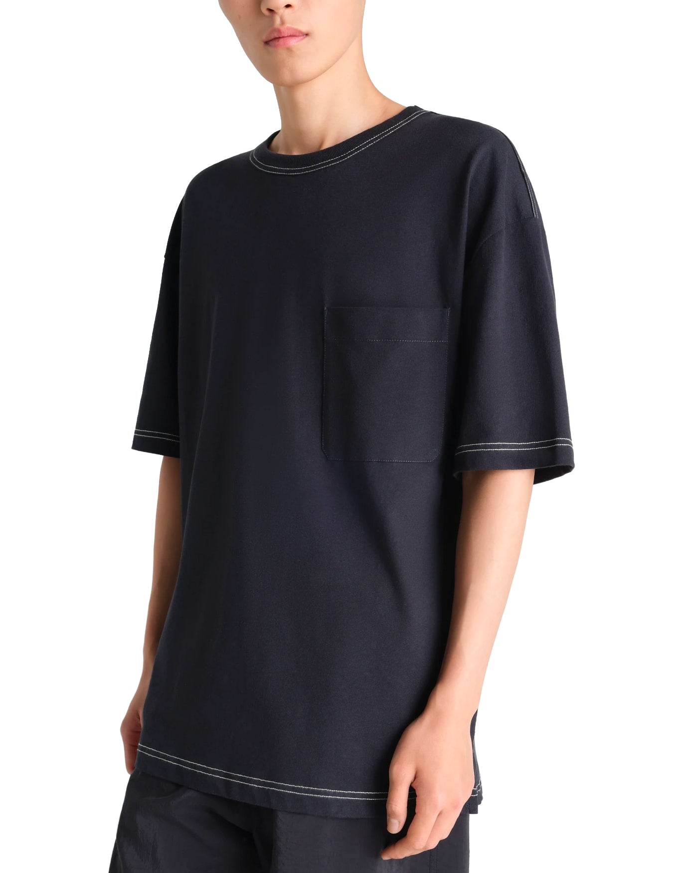 T-shirt boxy Lemaire bleu marine avec poche poitrine porté, profil droit