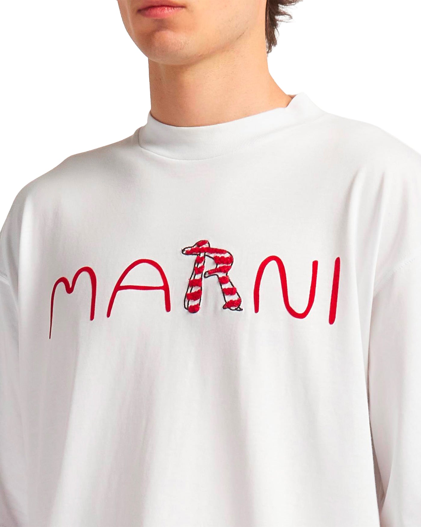 T-shirt Marni blanc logo flocqué rouge, détail poitrine face