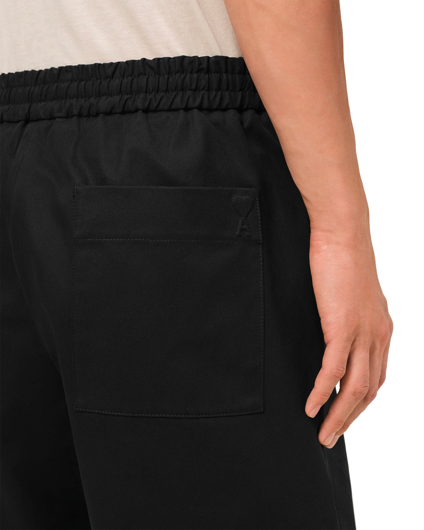 Short Ami Paris noir dos détail poche patch logo cœur embossé