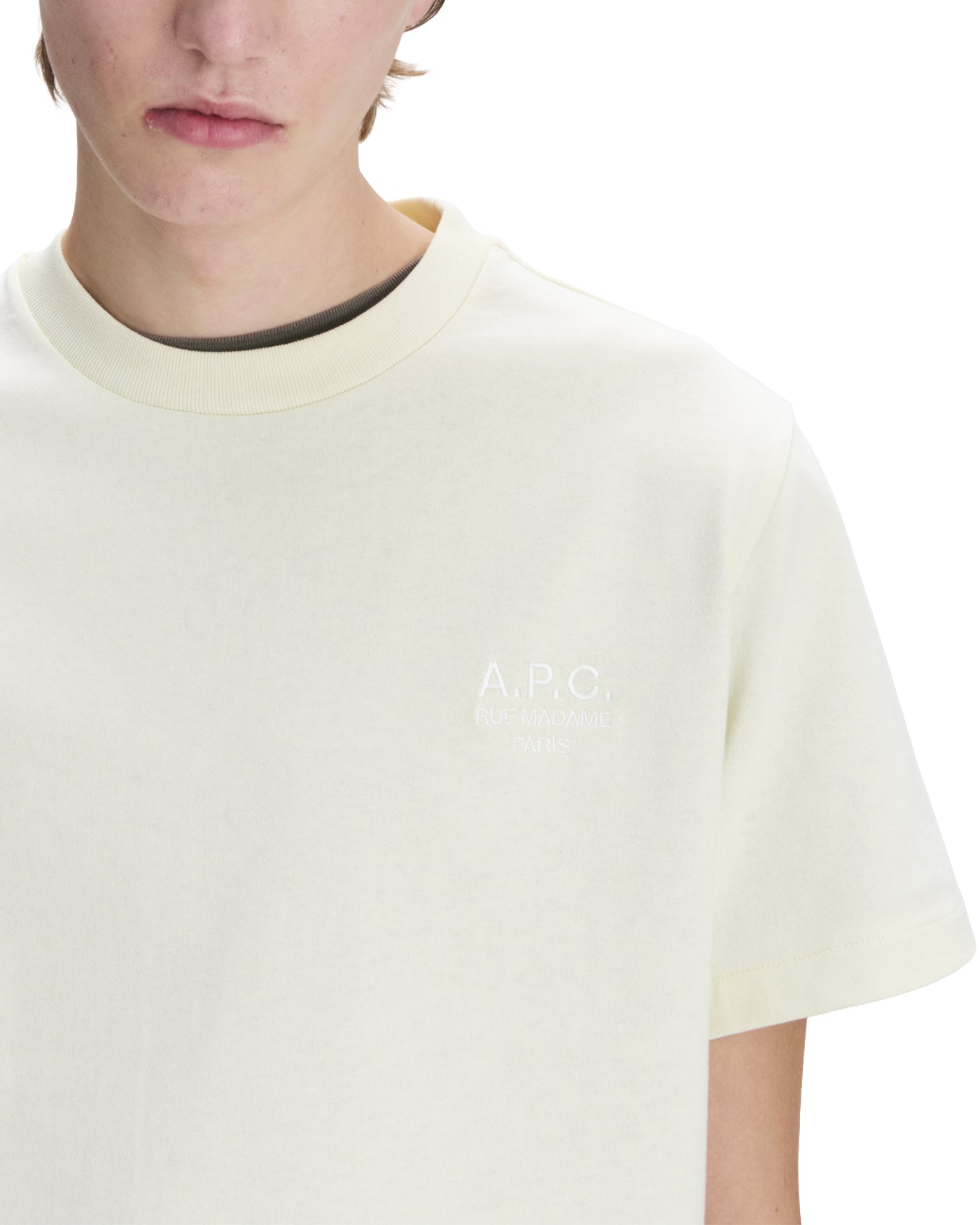 T-shirt A.P.C. Rue Madame Paris blanc cassé logo brodé poitrine face