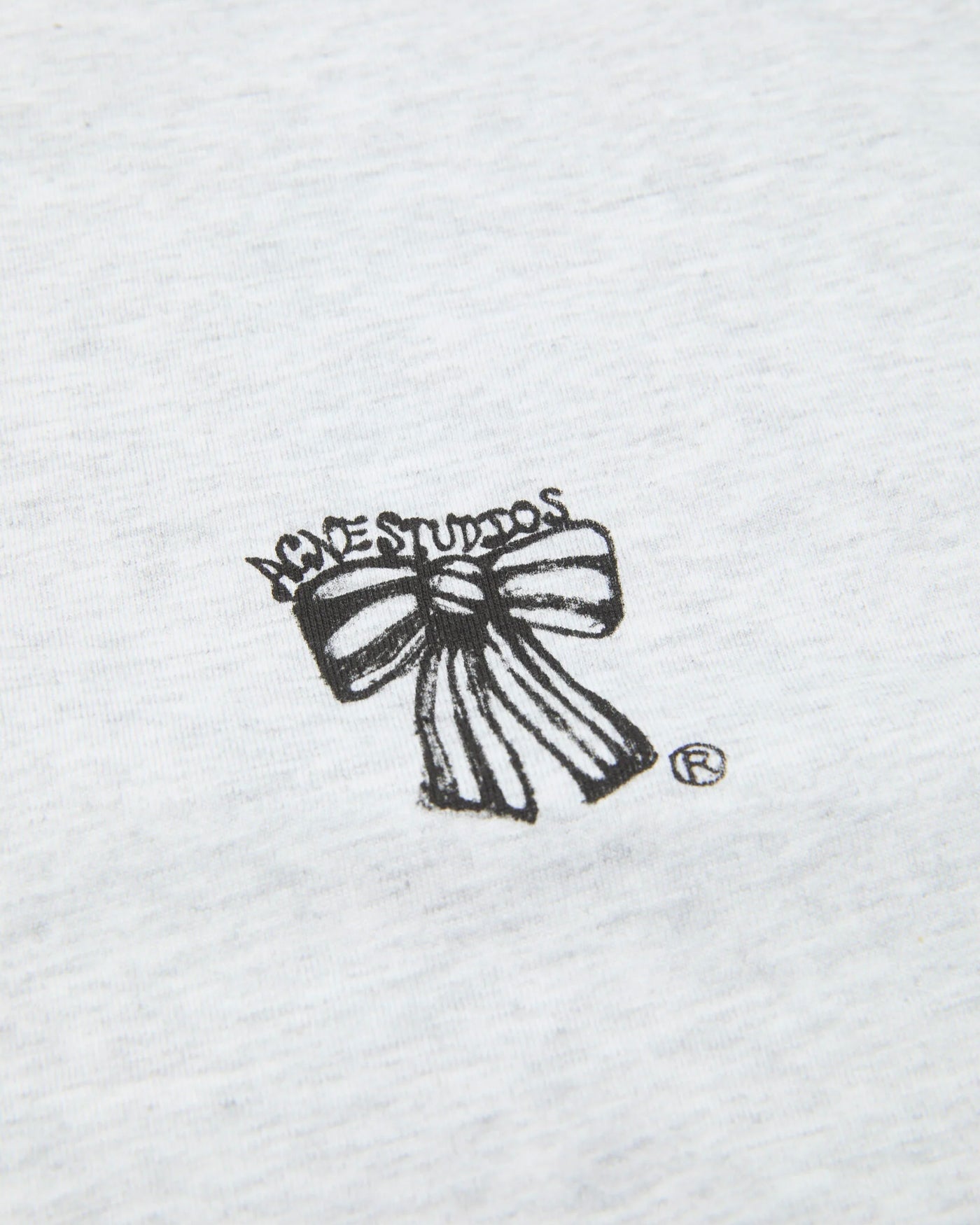 Détail logo nœud brodé T-shirt Acne Studios gris chiné clair face