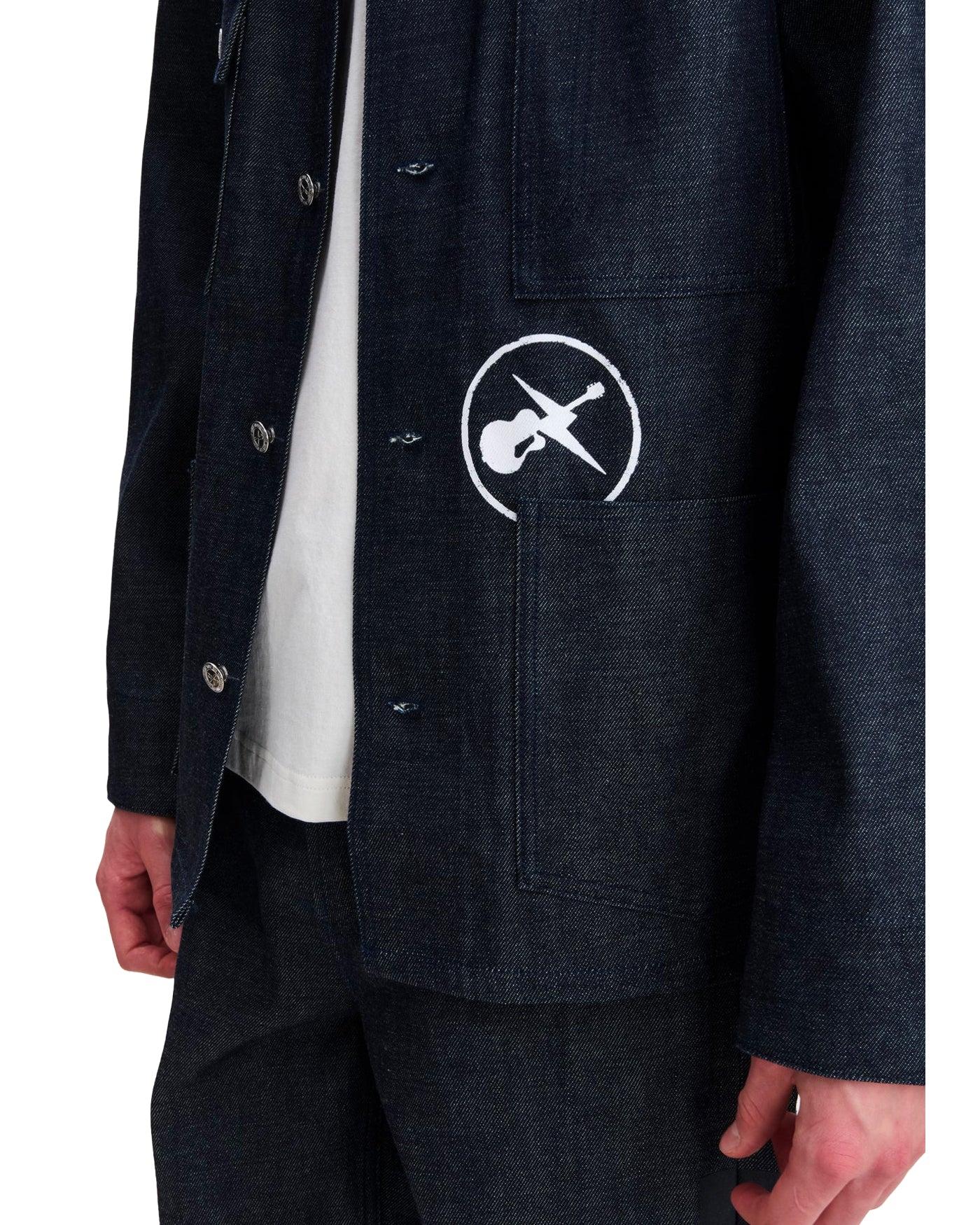 Veste A.P.C. FRGMT. Grand Jack denim indigo détail patch guitare profil
