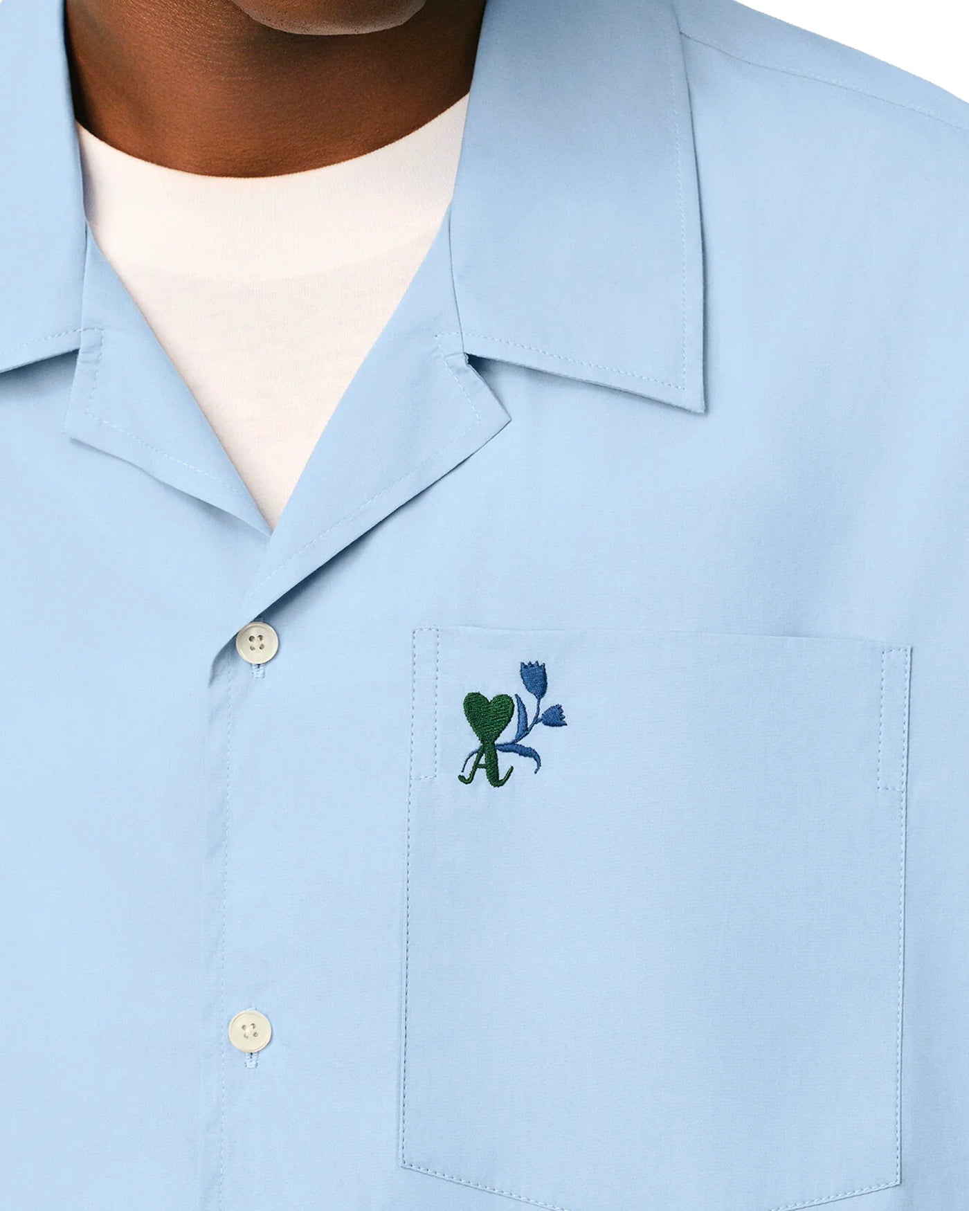 Chemise boxy Ami Paris bleu ciel détail broderie cœur tulipe face