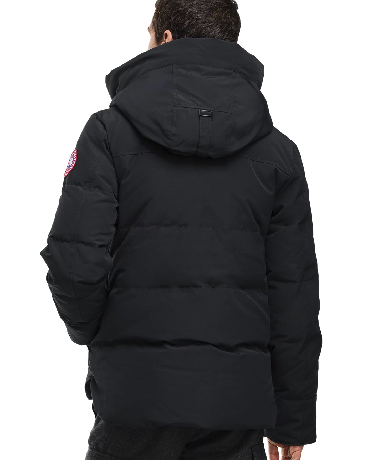 Parka Canada Goose Mac Millan noire portée par un homme vue dos