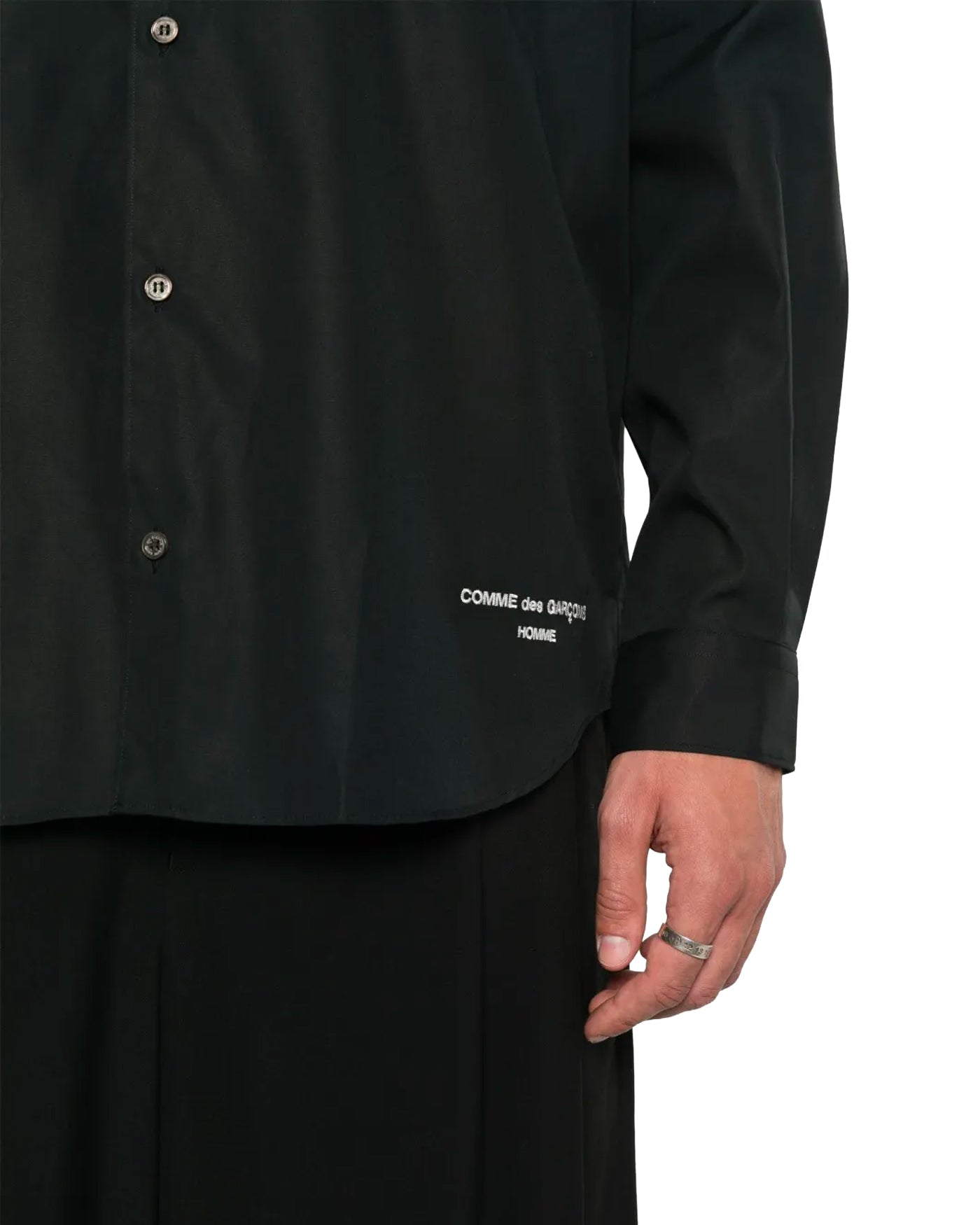 Chemise Comme des Garçons Homme noire logo brodé détail face