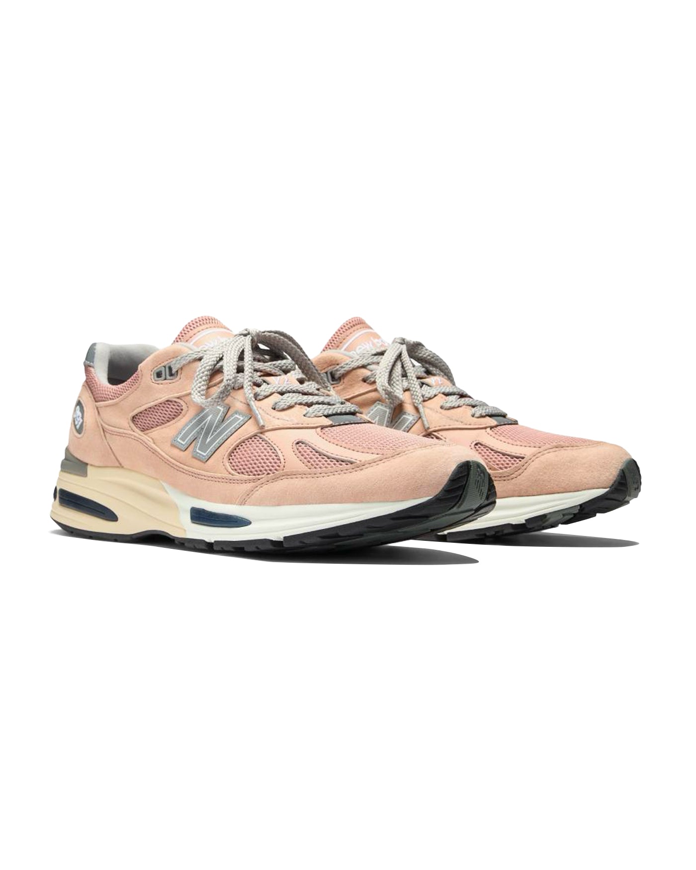 Sneakers New Balance 991v2 rose poudré et gris vue trois quarts face