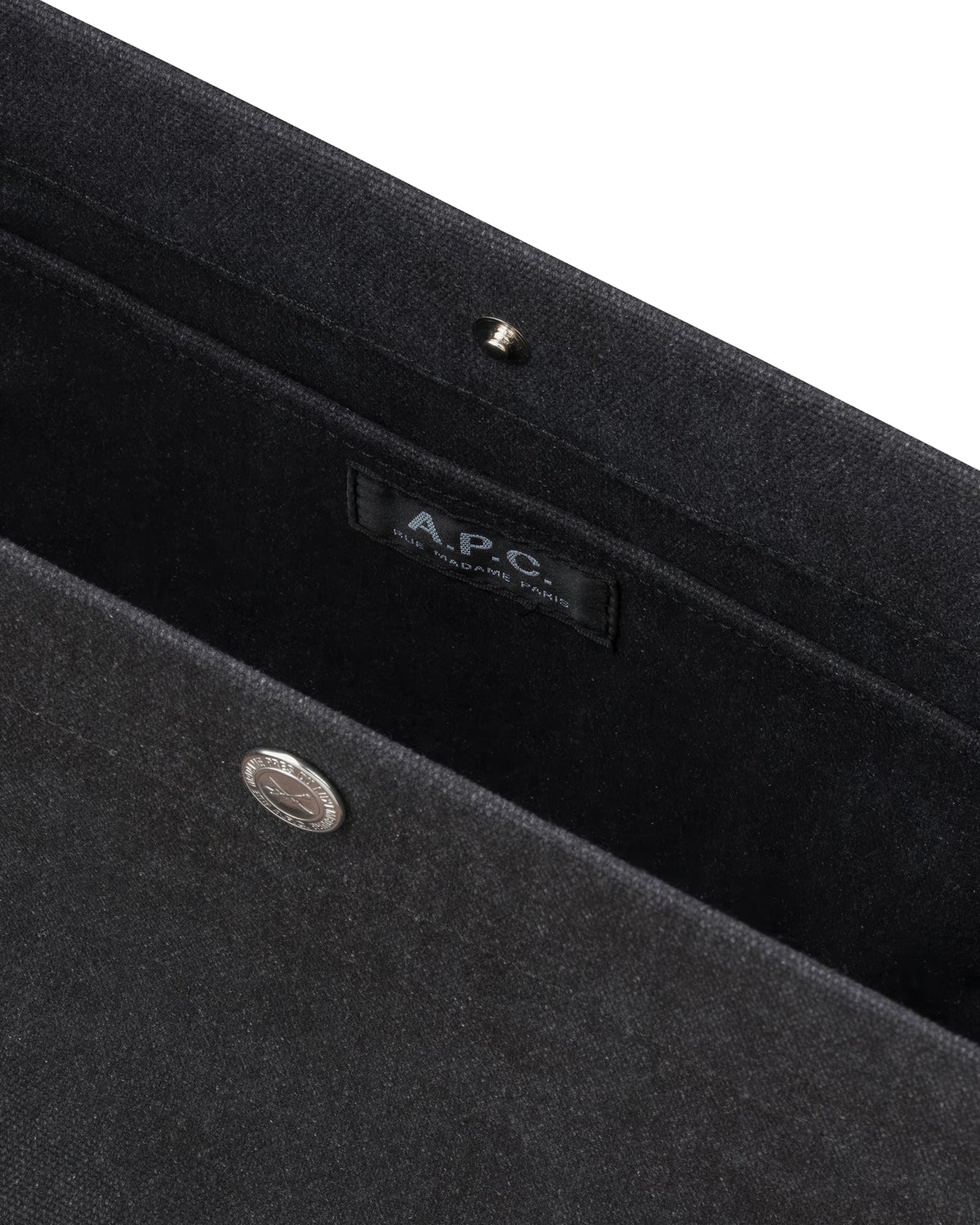 Sac besace Journal A.P.C. noir, intérieur avec étiquette logo