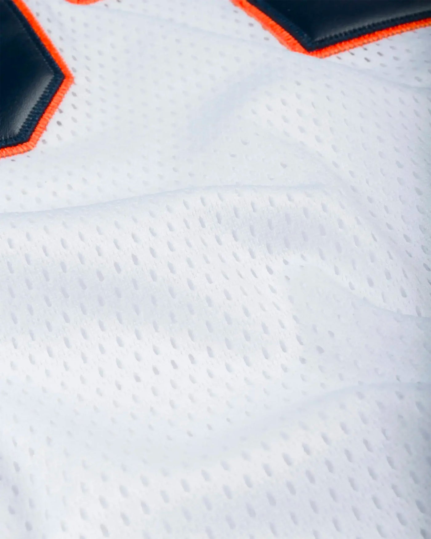 Jersey American Football Patta blanc détail texture maille et liseré orange