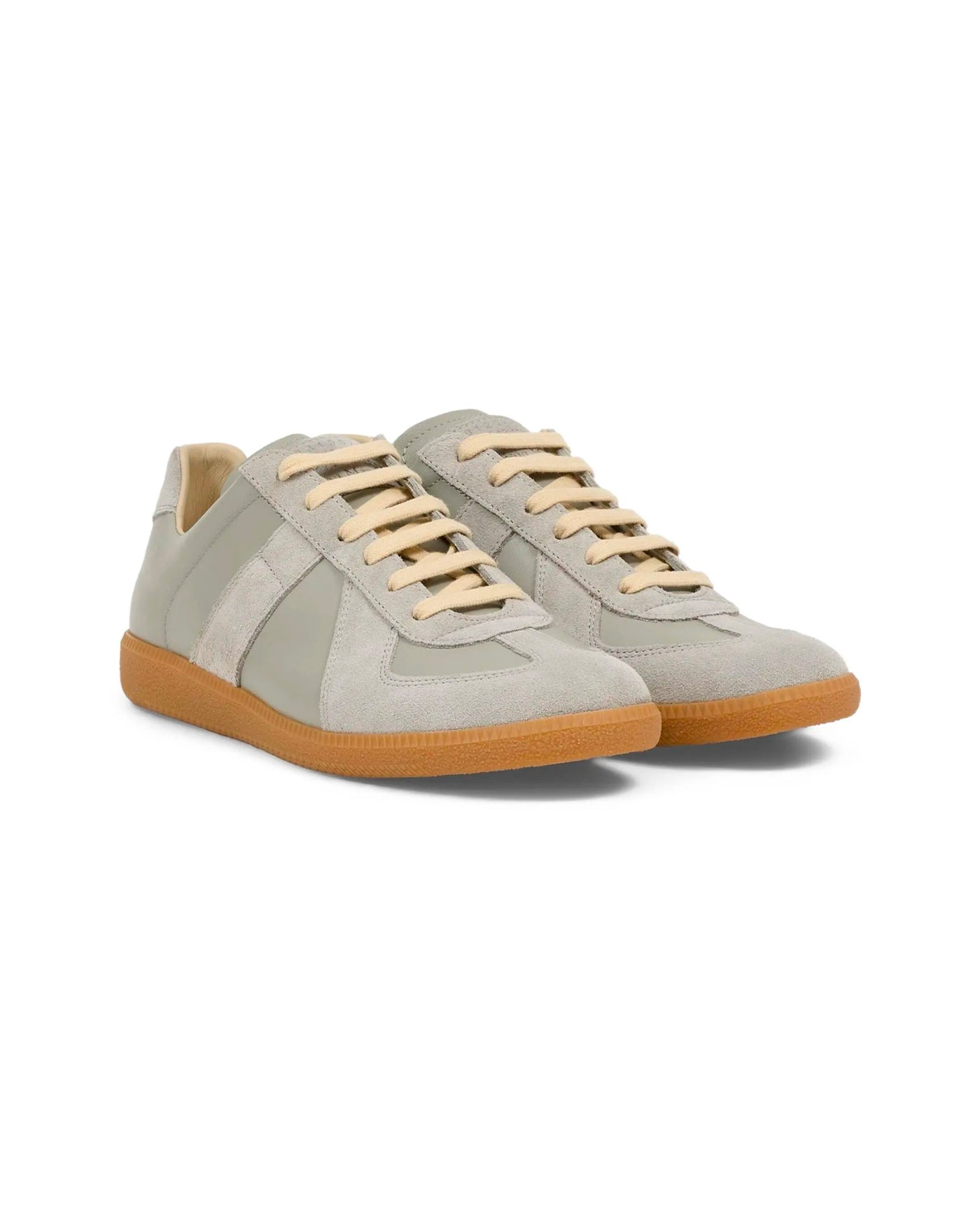 Sneakers Maison Margiela Replica gris clair lacets écrus face trois quarts
