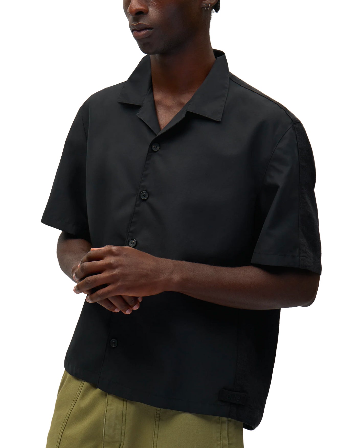 Chemise Arte Antwerp noire manches courtes col bowling portée face
