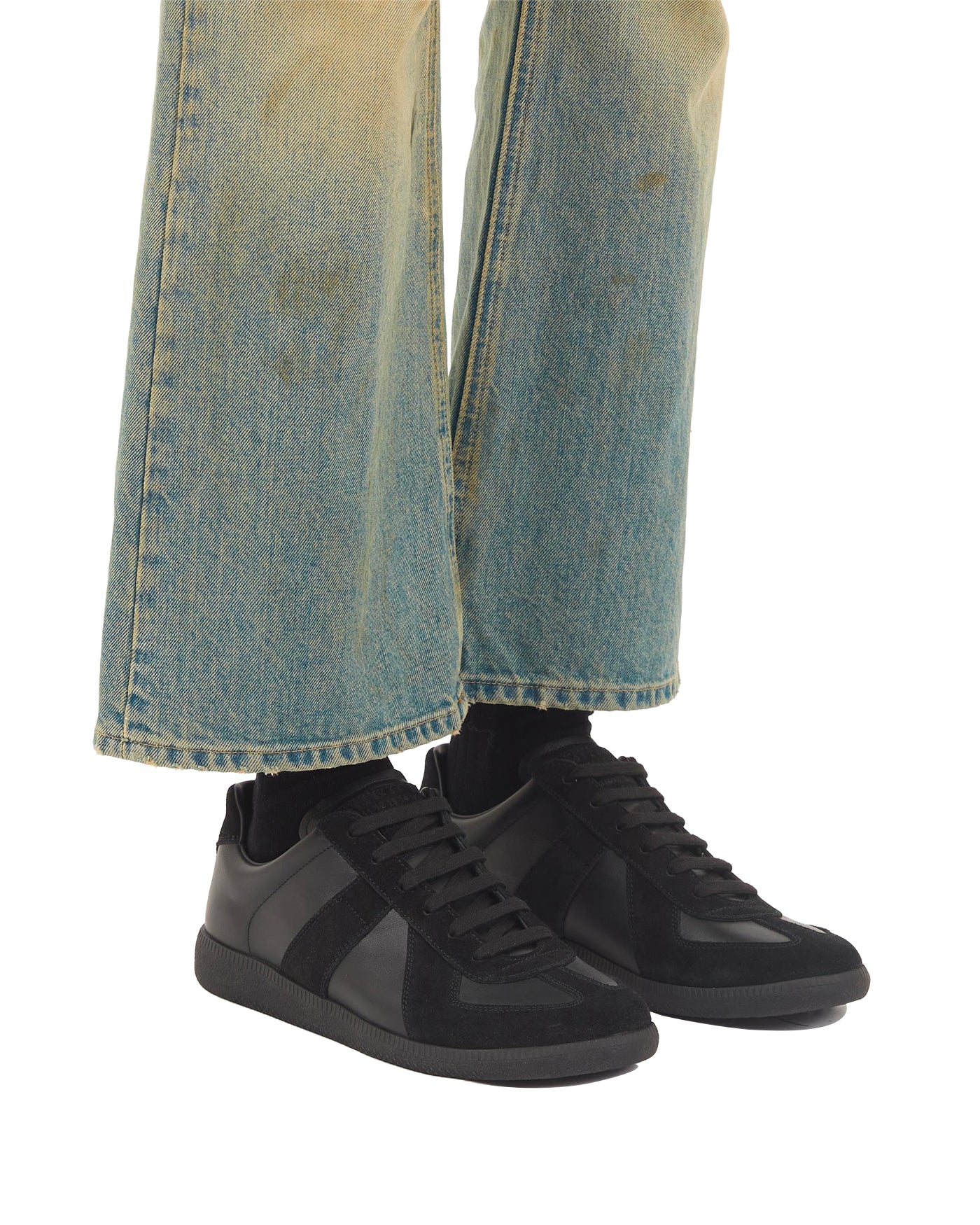 Sneakers Maison Margiela Replica full black portées avec jean vue face