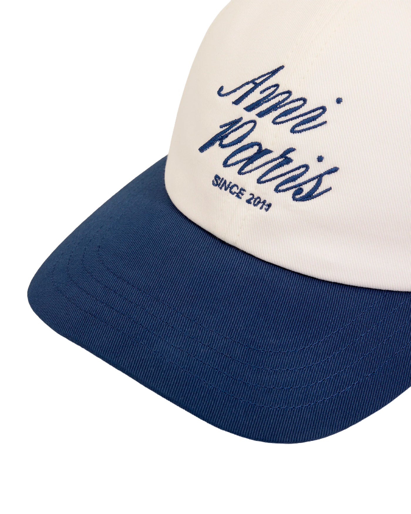 Casquette Ami Paris bicolore blanc crème bleu gros plan broderie face